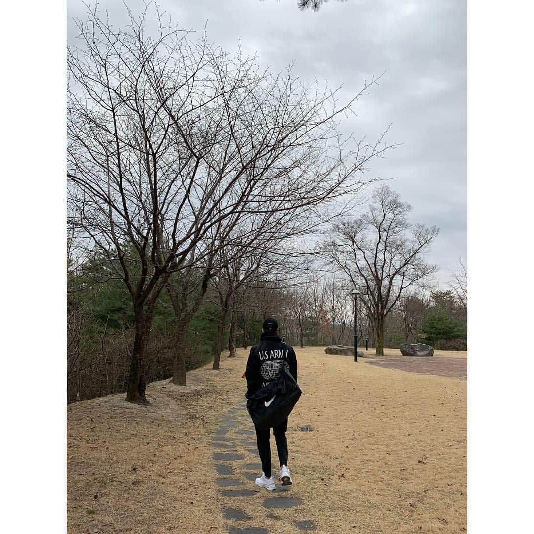 ペク・ミニョンさんのインスタグラム写真 - (ペク・ミニョンInstagram)「step by step👣」4月7日 19時35分 - minhyun_112