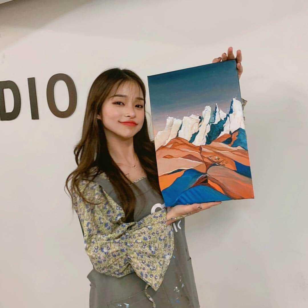 カン・ギョンミンさんのインスタグラム写真 - (カン・ギョンミンInstagram)「오랜만에 좋은 주말 보내러 👩🏻‍🎨🖤 세비야 노을 그리려고 했는데ㅠ 집중을 못해서 다른 그림으로 그렸다 ,, 😢 . . . . . 이번엔  원작자 > @1em0 . 그림을 참고해 따라 연습해보았습니당 :) !! . . . 원데이클라스 장소 @97studio_  #97studio #굠민그림👩🏻‍🎨」4月7日 19時37分 - kkmmmkk