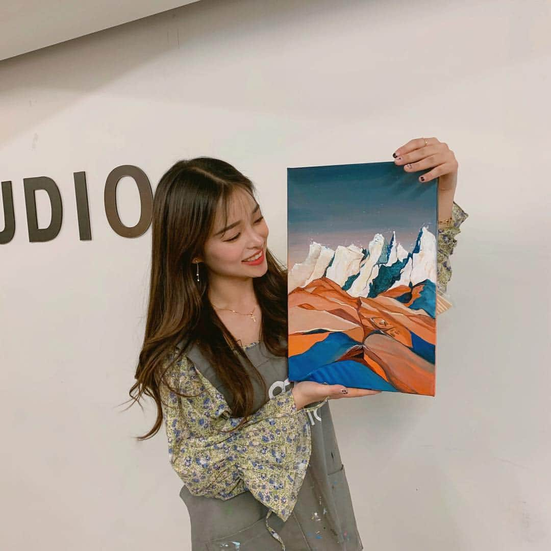 カン・ギョンミンさんのインスタグラム写真 - (カン・ギョンミンInstagram)「오랜만에 좋은 주말 보내러 👩🏻‍🎨🖤 세비야 노을 그리려고 했는데ㅠ 집중을 못해서 다른 그림으로 그렸다 ,, 😢 . . . . . 이번엔  원작자 > @1em0 . 그림을 참고해 따라 연습해보았습니당 :) !! . . . 원데이클라스 장소 @97studio_  #97studio #굠민그림👩🏻‍🎨」4月7日 19時37分 - kkmmmkk