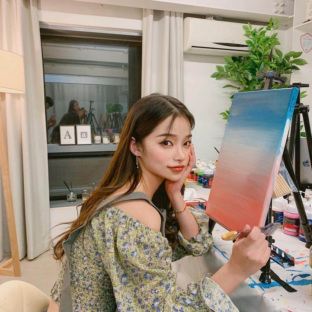 カン・ギョンミンさんのインスタグラム写真 - (カン・ギョンミンInstagram)「오랜만에 좋은 주말 보내러 👩🏻‍🎨🖤 세비야 노을 그리려고 했는데ㅠ 집중을 못해서 다른 그림으로 그렸다 ,, 😢 . . . . . 이번엔  원작자 > @1em0 . 그림을 참고해 따라 연습해보았습니당 :) !! . . . 원데이클라스 장소 @97studio_  #97studio #굠민그림👩🏻‍🎨」4月7日 19時37分 - kkmmmkk