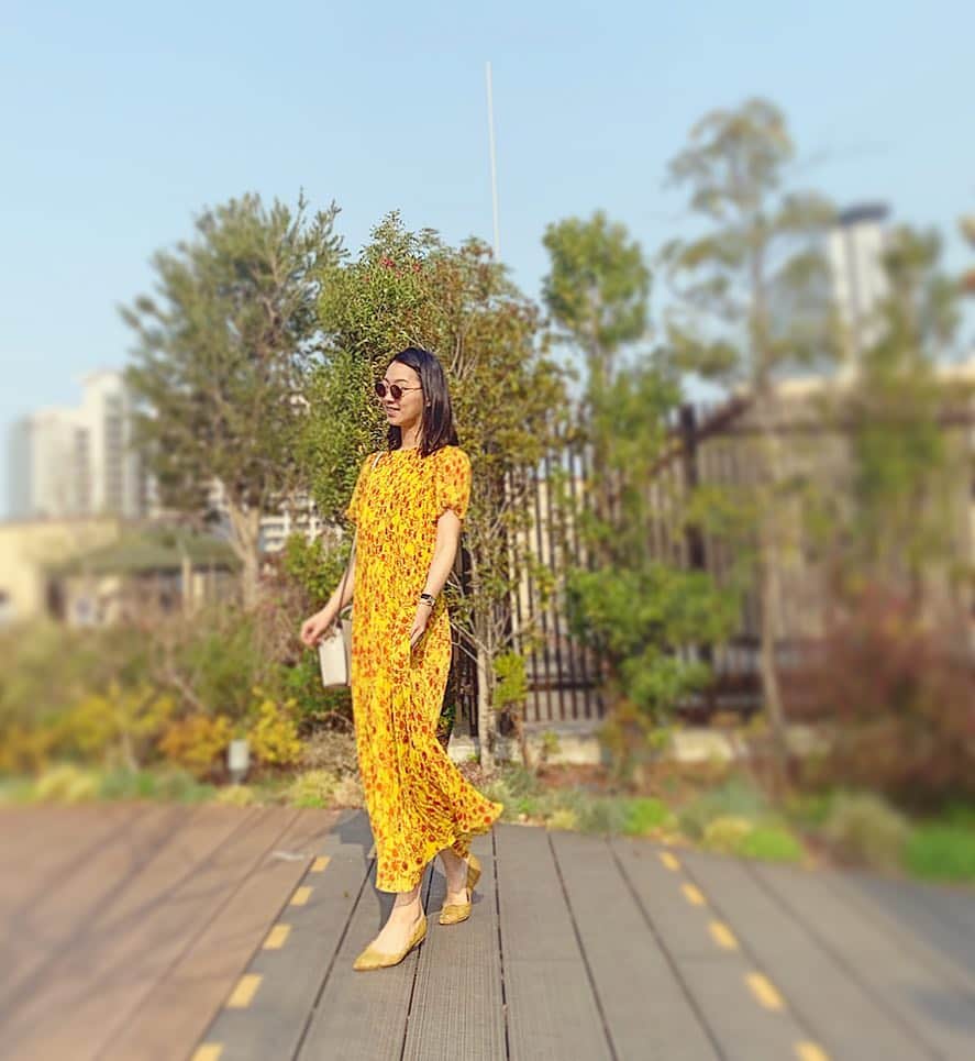 のインスタグラム：「東京は暖かい一日でした！ お花見日和ですが、我が家はようやく元気になってくれた息子をめいっぱい遊ばせるべく武蔵小杉へ🚗 . KIDOKIDOで遊び、屋上で遊び、屋内のホールで遊び… お腹を壊して細くなってしまった食もすっかり元どおり😊！ 体重がまた増えそうだ😅 . 父と母は昨夜友人夫婦が来てくれたのでちょっと飲み過ぎてしまい…🍷 安静に、なるべく穏やかに息子の様子を見守っておりました☺️笑 . 夕飯も適当なもので済ませてリフレッシュしたので、 明日からまた頑張ろう！ . #2歳9ヶ月#ママモデル#男の子ママ#zara#選びがちだった赤や青より黄色が似合うことが判明」
