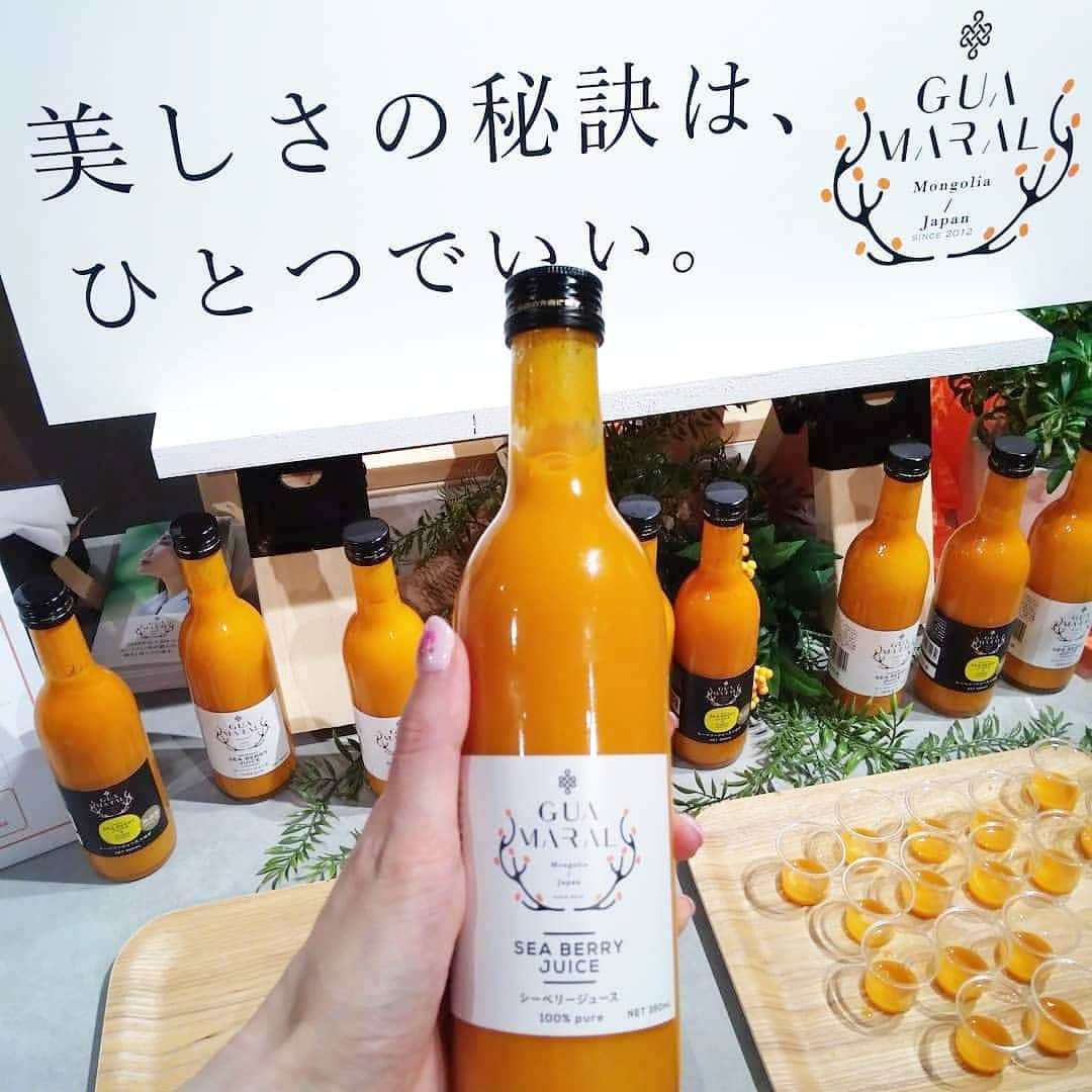 早川愛さんのインスタグラム写真 - (早川愛Instagram)「毎年恒例の大好きな @cosmekitchen の展示会 #BiopleFES に行ってきたよん♡♡♡ ・  いつも可愛いここねちゃんと ヘトヘトだったわたし笑 ですが 今回もオーガニックで体にいい新商品がたくさんでわくわく元気になりました...♡♡♡ 発売したら色々買いにいこう♡♡♡ ・ ・ ・  私たちが食べているのは、 4/9発売の トランス脂肪酸も着色料も不使用のオーガニックアイスクリーム @threetwinsicecream.jp ♡♡♡ チェリーと抹茶おいしすぎました♡♡♡ ナチュローにも売られるそうなので買いにいきます♡♡♡ ・  そして特に気になったものをご紹介しますね♡♡♡ ・  3枚目は、 4/24発売の アメリカのオーガニック歯磨き粉 #JASONtoothpaste ♡♡♡ パッケージもオシャレ！ このペパーミントのはホワイトニング歯磨き粉だよ♡♡♡ ・  4枚目は、 4/24発売の ギリシャの100％ピュアのマスティハウォーター @mastiha.jp ♡♡♡ マスティハは木の天然樹脂で、 抗菌抗酸化抗炎症作用が強くて医療現場でも使われていて、 皮膚再生効果もあり生薬としても使われているそうです。 エイジングケアや肌トラブルにとっってもよさそうです♡♡♡ ・  5枚目は、 4/24発売の #シーベリージュース ♡♡♡ モンゴルのシーベリーは、 若さの脂肪酸オメガ7などたくさんの栄養がつまってます♡♡♡ ハチミツで割って試飲したらとってものみやすくて、 毎日のみたいのまなきゃ！笑 ・  6枚目は、 4/24発売の 宮崎県の米ぬかを使ったグルテンフリーおやつ ライスブランキューブ  @vege_kitchen ♡♡♡ 米粉でできていてバターや卵不使用なのにおいしすぎて 特に唐いもはストック決定♡♡♡ ・ ・ ・  他にもたくさん素敵なものばかりでまたご紹介しますね♡♡♡ ・ ・ ・  #BiopleFES #BiopleFES2019 #Biople #BioplebyCosmekitchin #ビープルフェス #ビープルフェス2019 #オーガニック #オーガニックフード #オーガニックコスメ」4月7日 19時39分 - megumegu_1006
