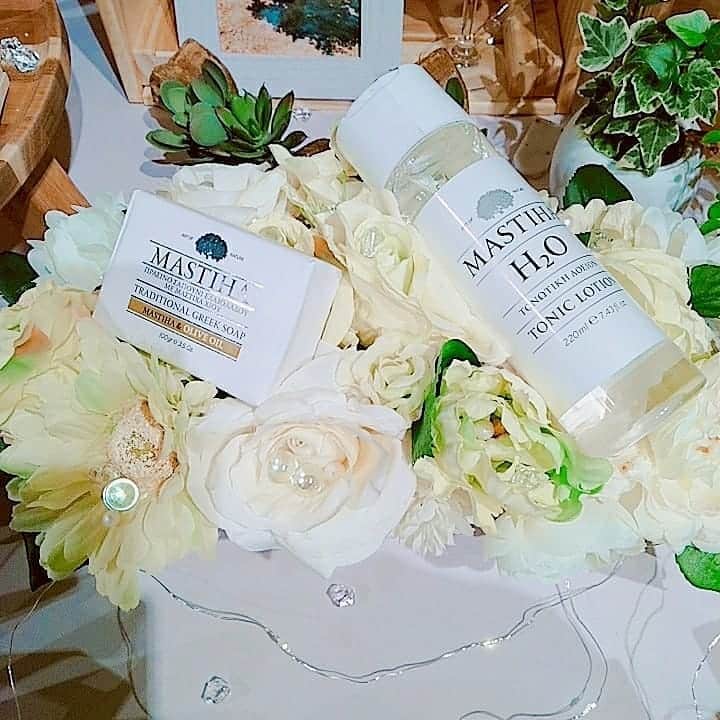 早川愛さんのインスタグラム写真 - (早川愛Instagram)「毎年恒例の大好きな @cosmekitchen の展示会 #BiopleFES に行ってきたよん♡♡♡ ・  いつも可愛いここねちゃんと ヘトヘトだったわたし笑 ですが 今回もオーガニックで体にいい新商品がたくさんでわくわく元気になりました...♡♡♡ 発売したら色々買いにいこう♡♡♡ ・ ・ ・  私たちが食べているのは、 4/9発売の トランス脂肪酸も着色料も不使用のオーガニックアイスクリーム @threetwinsicecream.jp ♡♡♡ チェリーと抹茶おいしすぎました♡♡♡ ナチュローにも売られるそうなので買いにいきます♡♡♡ ・  そして特に気になったものをご紹介しますね♡♡♡ ・  3枚目は、 4/24発売の アメリカのオーガニック歯磨き粉 #JASONtoothpaste ♡♡♡ パッケージもオシャレ！ このペパーミントのはホワイトニング歯磨き粉だよ♡♡♡ ・  4枚目は、 4/24発売の ギリシャの100％ピュアのマスティハウォーター @mastiha.jp ♡♡♡ マスティハは木の天然樹脂で、 抗菌抗酸化抗炎症作用が強くて医療現場でも使われていて、 皮膚再生効果もあり生薬としても使われているそうです。 エイジングケアや肌トラブルにとっってもよさそうです♡♡♡ ・  5枚目は、 4/24発売の #シーベリージュース ♡♡♡ モンゴルのシーベリーは、 若さの脂肪酸オメガ7などたくさんの栄養がつまってます♡♡♡ ハチミツで割って試飲したらとってものみやすくて、 毎日のみたいのまなきゃ！笑 ・  6枚目は、 4/24発売の 宮崎県の米ぬかを使ったグルテンフリーおやつ ライスブランキューブ  @vege_kitchen ♡♡♡ 米粉でできていてバターや卵不使用なのにおいしすぎて 特に唐いもはストック決定♡♡♡ ・ ・ ・  他にもたくさん素敵なものばかりでまたご紹介しますね♡♡♡ ・ ・ ・  #BiopleFES #BiopleFES2019 #Biople #BioplebyCosmekitchin #ビープルフェス #ビープルフェス2019 #オーガニック #オーガニックフード #オーガニックコスメ」4月7日 19時39分 - megumegu_1006