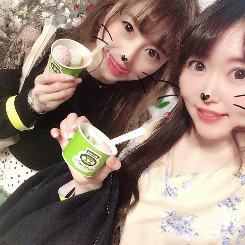 早川愛さんのインスタグラム写真 - (早川愛Instagram)「毎年恒例の大好きな @cosmekitchen の展示会 #BiopleFES に行ってきたよん♡♡♡ ・  いつも可愛いここねちゃんと ヘトヘトだったわたし笑 ですが 今回もオーガニックで体にいい新商品がたくさんでわくわく元気になりました...♡♡♡ 発売したら色々買いにいこう♡♡♡ ・ ・ ・  私たちが食べているのは、 4/9発売の トランス脂肪酸も着色料も不使用のオーガニックアイスクリーム @threetwinsicecream.jp ♡♡♡ チェリーと抹茶おいしすぎました♡♡♡ ナチュローにも売られるそうなので買いにいきます♡♡♡ ・  そして特に気になったものをご紹介しますね♡♡♡ ・  3枚目は、 4/24発売の アメリカのオーガニック歯磨き粉 #JASONtoothpaste ♡♡♡ パッケージもオシャレ！ このペパーミントのはホワイトニング歯磨き粉だよ♡♡♡ ・  4枚目は、 4/24発売の ギリシャの100％ピュアのマスティハウォーター @mastiha.jp ♡♡♡ マスティハは木の天然樹脂で、 抗菌抗酸化抗炎症作用が強くて医療現場でも使われていて、 皮膚再生効果もあり生薬としても使われているそうです。 エイジングケアや肌トラブルにとっってもよさそうです♡♡♡ ・  5枚目は、 4/24発売の #シーベリージュース ♡♡♡ モンゴルのシーベリーは、 若さの脂肪酸オメガ7などたくさんの栄養がつまってます♡♡♡ ハチミツで割って試飲したらとってものみやすくて、 毎日のみたいのまなきゃ！笑 ・  6枚目は、 4/24発売の 宮崎県の米ぬかを使ったグルテンフリーおやつ ライスブランキューブ  @vege_kitchen ♡♡♡ 米粉でできていてバターや卵不使用なのにおいしすぎて 特に唐いもはストック決定♡♡♡ ・ ・ ・  他にもたくさん素敵なものばかりでまたご紹介しますね♡♡♡ ・ ・ ・  #BiopleFES #BiopleFES2019 #Biople #BioplebyCosmekitchin #ビープルフェス #ビープルフェス2019 #オーガニック #オーガニックフード #オーガニックコスメ」4月7日 19時39分 - megumegu_1006