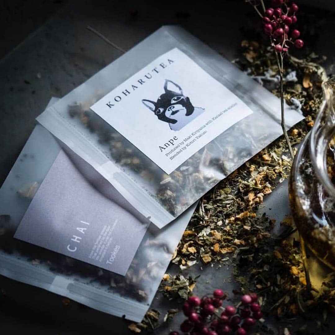 のインスタグラム：「. . My big news♡ . . . KOHARU TEA My produced Herbal tea  with Kanaal Tea atlelier . . お知らせです！  本日！ 私がプロデュースさせて頂きました ハーブティーが いょいょ発売になりました！  その名はなんと KOHARU TEA♡  人間用でございます🐒 . . 👉ここから少し長くなります👋  実は私 去年の1月に メニエール病というものになり 身体と心に 向き合うタイミングがやってきました。  自律神経の乱れから 三半規管に影響がでてしまう 厄介な病気なのですが、 まず、病院の先生には ストレスを溜めない様にと言われ このご時世、 ストレスゼロは なかなか難しいので  自分の身体と心を 少しでも楽にさせてあげようと  ハーブティーを飲む様になりました。  ハーブティーは なかなか奥深く カフェインゼロ 香りや葉の種類で 色んな効能があり 身体をリラックスさせてあげたり 免疫力をアップさせてくれたりします。  私は、 自分が 毎日飲みたくなる 身体の為の 美味しいハーブティーを 作りたいと思い 何度も 素材 味と効果をKannalさんと 試飲しながら ワガママを言いまくりの やり直しまくりので やっとやっと 納得のいく美味しいものが出来上がってきました！  愛情込めてブレンドした ハーブティーは 皆に愛される 愛犬 小春ちゃんの様に  沢山の方に愛されます様にと  KOHARU TEA と名付けました♡  パッケージも 小春ちゃんをモデルにして 自称 画伯 MAKIが 描きました。 味があって なかなか気に入っております😁  １からデザインや味も 自分で決めながら Knaalさんと ブレンダーさんと共に 同じ悩みをお持ちの方や ストレスを抱えている方々の 少しでもお役に立てたらと願いを込め とってもとっても 素晴らしいハーブティーが完成しました。 . . 自律神経を整える等 身体の為の 美味しいハーブティー 是非、お試し下さいませ☺︎ 路面店は Kanaal Tea atelier  兵庫県の苦楽園にてオープンしました☺︎ こちらからも 購入可能です！  https://kanaal-llc.com/user_data/collab  HP ECは Instagram Top page に貼っております☺︎ . . ✨ハーブ とは✨ 「健康や美容に役立つ植物」として広く活用されているのがハーブ（Herb)。ハーブの特徴は、穏やかに働きかけながらココロとカラダのバランスを回復すること。それは、カラダ全体のバランスを整えることで心身を本来の健やかな状態に導くという、伝統療法の考えに通じるものです。  #kanaal #herbal  #herb  #herbtea #produced #makikiriyama #koharutea #new #start #dog #love #💓」