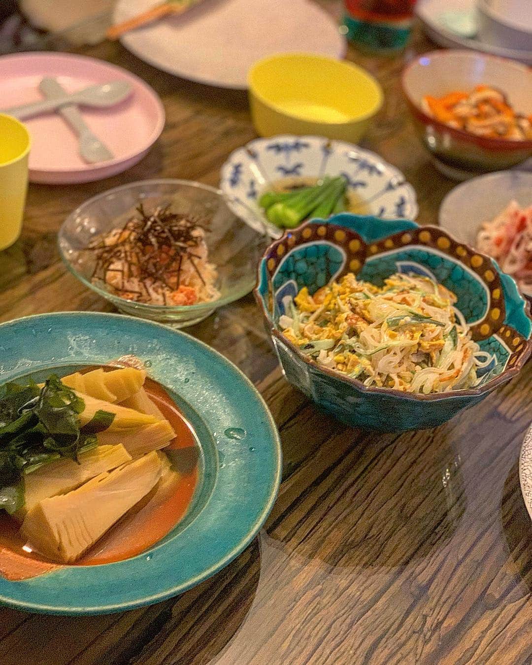 のインスタグラム：「昨夜のお惣菜達。 初めにこのくらいおかずを並べて、 お刺身、出汁巻卵、魚料理、お肉料理、シメのご飯と続くのが我が家のおもてなしデーです🍽 . 大変そう！ と言われますが… これが慣れれば意外と簡単！ . …と、言いたいところなのだけど、笑 やっぱり手間暇掛かってしまいます😊 . 出汁を取ったり、ソースを作ったり… 食材をひとつひとつ下処理してタイミング良くテーブルに並べることを考えると頭がいっぱいになったりすることもしばしば😅 消耗するけれど、やっぱり集中できてすごく楽しいので気持ちがスッキリするんです🌼 もちろん、私なりに愛情を込めて作っているので美味しいと言われると本当にうれしいです💓 . 若竹煮 春雨の炒り卵サラダ 明太こんにゃく 蓮根の梅山椒 オクラのおひたし 胡麻なます 茄子の揚げ浸し etc. . 品数が多いので、それぞれの塩加減のバランスがとても大事。 舌が疲れる濃さを避けるのはもちろん、逆に全部さっぱりしていてもつまらないから自分なりに波を作ります😋 . ご馳走様でした💓 #2歳9ヶ月#ママモデル#男の子ママ#おうちごはん」