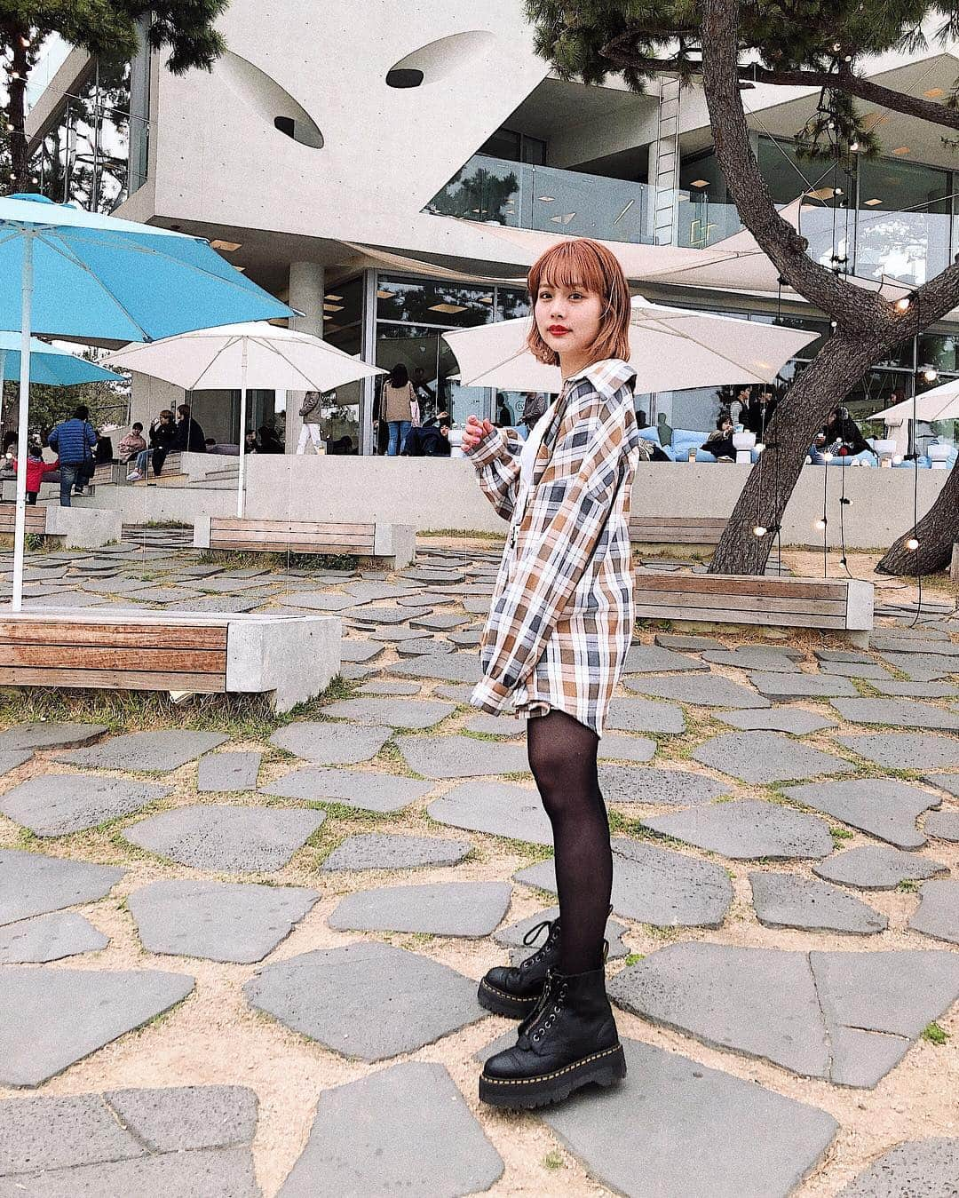 安中芙美さんのインスタグラム写真 - (安中芙美Instagram)「ㅤㅤㅤㅤㅤㅤㅤㅤㅤㅤㅤㅤㅤ 海沿いのカフェで📸 足長く撮ってくれてありがとう😂 ㅤㅤㅤㅤㅤㅤㅤㅤㅤㅤㅤㅤㅤ 載せたい写真がたくさんで困ってます涙 釜山写真しばらくお付き合いください🙇‍♂️」4月7日 19時52分 - fumitwinsworld