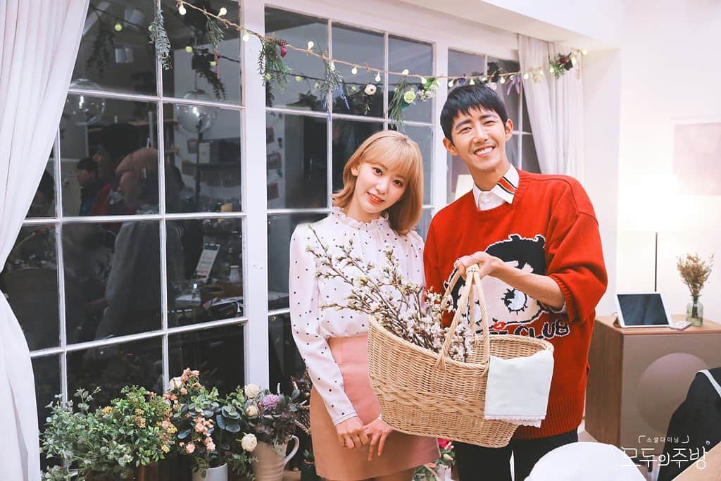 のインスタグラム：「… #hkt48 #IZONE #아이즈원 #アイズワン  #sakura #宮脇咲良 #미야와키사쿠라 #さくら #KwangHee #황광희 #グァンヒ #ZEA #EveryonesKitchen #모두의주방 #みんなのキッチン」