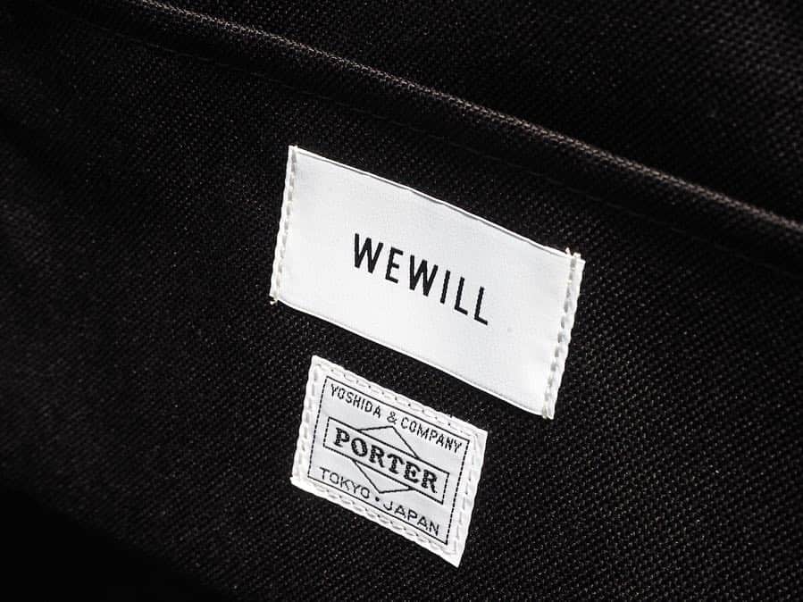 のインスタグラム：「【NEW ARRIVAL】 〈WEWILL×PORTER〉 “TT BAG” ・ 2019SSシーズンより、B印 YOSHIDAで新たに取り扱いをスタートした〈WEWILL(ウィーウィル)〉より、トートバッグをご紹介します。 ・ WEWILL 2019SS collection “if”のコレクションのテーマを反映させたホワイトは、表面コーティングをした麻のキャンバスとコンビネーションでレザーを使用。使い込むに連れて味の出る仕様。 また軽量で強度に優れたコーディラナイロンとPVC素材を使用したブラック。 ・ バッグ中央にプリントされたメッセージが印象的な仕上がり。 一般的なトートバッグよりも一回り大きいサイズで存在感があり、このバッグを持つだけで絶妙な雰囲気を演出。 是非店頭にてお試し下さい。 ・ COLOR:WHITE,BLACK ¥49,000+TAX,¥39,000+TAX ・ 【WEWILL(ウィーウィル】 「静かに、惹きつける服」 シンプルなデザインと上質な素材、考え抜かれたカッティング。上品さのなかにどこか可愛らしさが発見できる男性服。 Designer：福薗英貴（ふくぞの ひでたか） 1976年熊本県出身。2002年、アントワープ王立芸術学院を卒業。その後幾つかのアパレルブランドのディレクターを経て、2017AWシーズンより WEWILL を始動する。2018年7月WEWILL初の旗艦店「WEWILL GINZA」を銀座1丁目にオープンする。  #bjirushiyoshida #B印YOSHIDA #代官山 #daikanyama #TOKYO #BEAMS #ビームス #yoshidakaban #吉田カバン #ポーター  #porter #비지루시요시다 #도쿄 #다이칸야마 #빔스 #빔즈 #포터 #데일리룩 #백팩 #WEWILL #ウィーウィル」