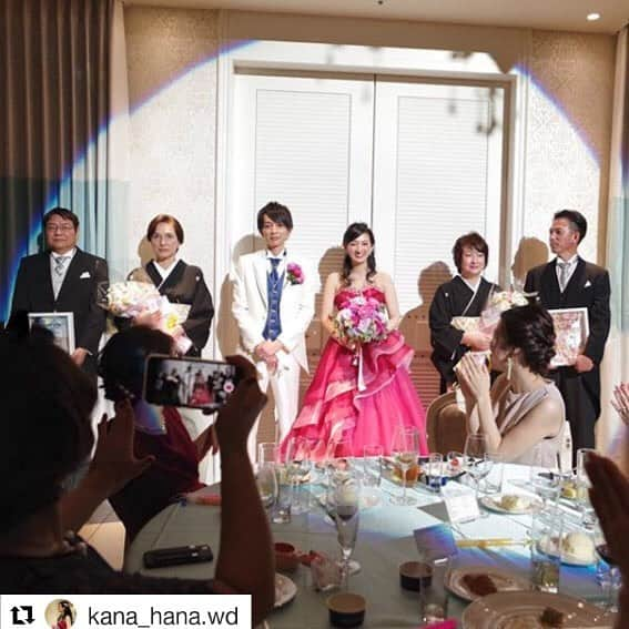 プレ花嫁さんの為の結婚式アイテム通販ファルべさんのインスタグラム写真 - (プレ花嫁さんの為の結婚式アイテム通販ファルべInstagram)「#Repost @kana_hana.wd (@get_repost) ・・・ 【#ファルベ卒花さんの声 】両親贈呈品として、ファルべの子育て感謝状をプレゼントされた　@kana_hana.wd　様のリアルな声に、スタッフも感動(^=^) ＊ これから準備される新郎新婦様 是非参考にしてみてくださいね♥ ＊ @kana_hana.wd　様のコメントはこちら ▼▼ 選んだ理由はなにより可愛い！新郎新婦で色が分けられること！👌﻿ もともと感謝状が可愛いなと思ってて、水色のお花の色合いに一目惚れ！本当は新婦側も水色がよかった。笑﻿ ウェイトドールとか体重米だと重いし、貰った時に飾るのとか大変だなって思ったので☺️﻿ ﻿ あと両親ギフトに取り掛かるのが遅くて、﻿ 他のところだと納期が間に合わない！ってなって﻿ ファルべさんだと特急便があったので、間に合って本当に良かったです😭﻿ ﻿ ﻿ 渡してみての感想は、﻿ 可愛いし、産まれてから今日までの日にちが入っていてすごいね！と喜んでくれまし 両家ともしっかりと見えるところに飾ってくれててうれしかったです💓 ＊ ご両親様にも喜んでいただけて本当に良かったです。 ＊ ＊ @kana_hana.wd　様　コメントありがとうございました！ これからも末永くお幸せに❤❤❤ ＊ ＊ ご両親プレゼントも、ファルべなら特急対応もOK！ 納期に余裕がある方は色変更も可能ですのでお気軽にご相談くださいませ♥ ＊ ▼最新情報はプロフィールのリンクからどうぞ @wedding_farbe ▼ペーパーアイテムのアカウントはこちら @farbe_paperitem ＊ ＊ #ファルベ #farbe #結婚式 #結婚式準備 #結婚式準備プレ花嫁 #プレ花嫁 #プレ花嫁準備 #プレ花嫁応援 #プレ花嫁さん #プレ花嫁サポート #プレ花嫁と繋がりたい #プレ花嫁デビュー　#2019春婚 #2019夏婚　#2019秋婚　#2019冬婚　#結婚式アイテム　#wedding #両親贈呈品　#両親プレゼント　#両親ギフト　#親へのプレゼント　#感謝ボード　#子育て感謝状」4月7日 19時48分 - wedding_farbe