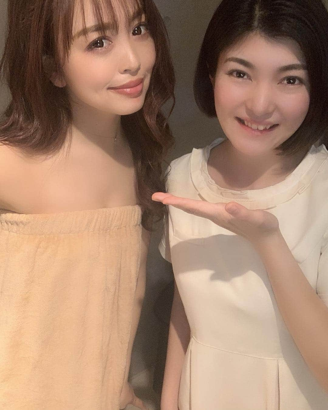 板橋瑠美さんのインスタグラム写真 - (板橋瑠美Instagram)「最高のひと時❤️✨✨✨ ・ ・ 最近時間に追われていつもバタバタしてしまっていて、 ゆっくりと呼吸する事を忘れてしまっていました、、、 ・ ・ 久しぶりに自分へのご褒美💓 「salon de ami」さんで、 リラクゼーションを全身で体感してきたよ✨ ・ ・ 可愛い花がういた足湯で、幸せ気分♡ ・ 全身くまなく、足先から頭のマッサージまで。。。 ・ うっとりしてしまって、幸せホルモンがたーっぷり出るし ツヤツヤ肌になりました♡ ・ ・ アロマの香りを色んなタイミングで香らせてくれた細かいところまでのサービスに感動でした🥺🥺✨ ・ ・ salon de amiがプロデュースしたサロン、 salon de  Asiaが千葉成田にオープンしたんだって💓 ・ ・ めっちゃやばいので、千葉近隣の方是非♡ ・ ・ 成田サロンのみ、私のInstagramを見たと伝えてくださった方はなんと30%オフになるそうですー！！！ ホットペッパーの通常メニューを選択の上、当日にRumi様のInstagram見たと伝えればokだそうです！(＊´ω｀＊)” ・ ・ オープン記念にて期間限定で成田サロンのみヘッドマッサージ2500円→980円 (東京店は対象外です) ・ ・ @salondeasia  ありがとうございました😊♡また行きます💓！ ・ ・ ・ #salondeasia」4月7日 19時54分 - rumi_official_0616