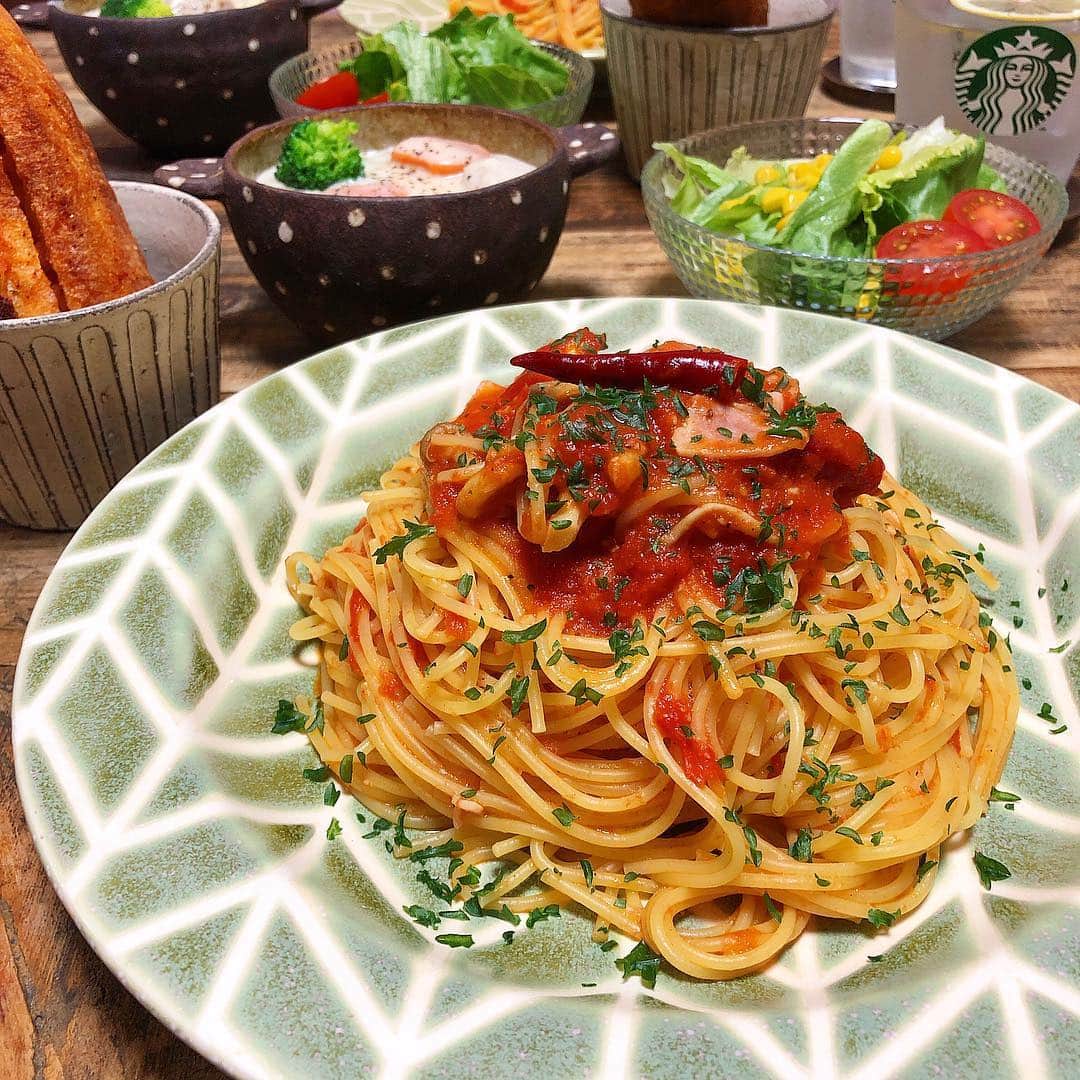 chaako ちゃあこのインスタグラム：「2019.4.7 * * 今日の晩御飯٩(๑❛ᴗ❛๑)۶ * ＊トマぺぺパスタ ＊クリームシチュー ＊サラダ ＊明太バケット ＊レモン水 * でした(๑´ڡ`๑) * 今日は旦那のリクエストで、トマぺぺとシチュー。 * トマぺぺは、鷹の爪を3本入れて強めのピリ辛に。 * シチューは旦那と一緒に作りました(* ॑꒳ ॑*) 旦那がずっと炒める・混ぜる係で、私が切って鍋に次々に入れたり、小麦粉・バター・牛乳入れたり、味付けしたり… * 旦那的には『8割は俺が作った』シチューらしいです(￣m￣*) * 明太バケットは福岡の#テラコッタ で買ってきた物です(*≧∀≦) * * #はなちゃんのこと * はなちゃん、今日は絶好調みたいで、朝からごはん完食。お昼ごはんも完食。晩御飯は早く食べたい！ってアピールしてくるほど。 * （ごはんは朝ごはん分を、朝とお昼の2回に分けて食べさせてます。晩御飯も夕方と寝る前の2回に分けて食べさせてます） * 4日ぶりに大の方も出たし、正常のやつが。 嬉しくて嬉しくて(T-T) * 一喜一憂は続いてますが、今日はいつもの元気で食欲満点な、はなちゃんでした♡ * * *」