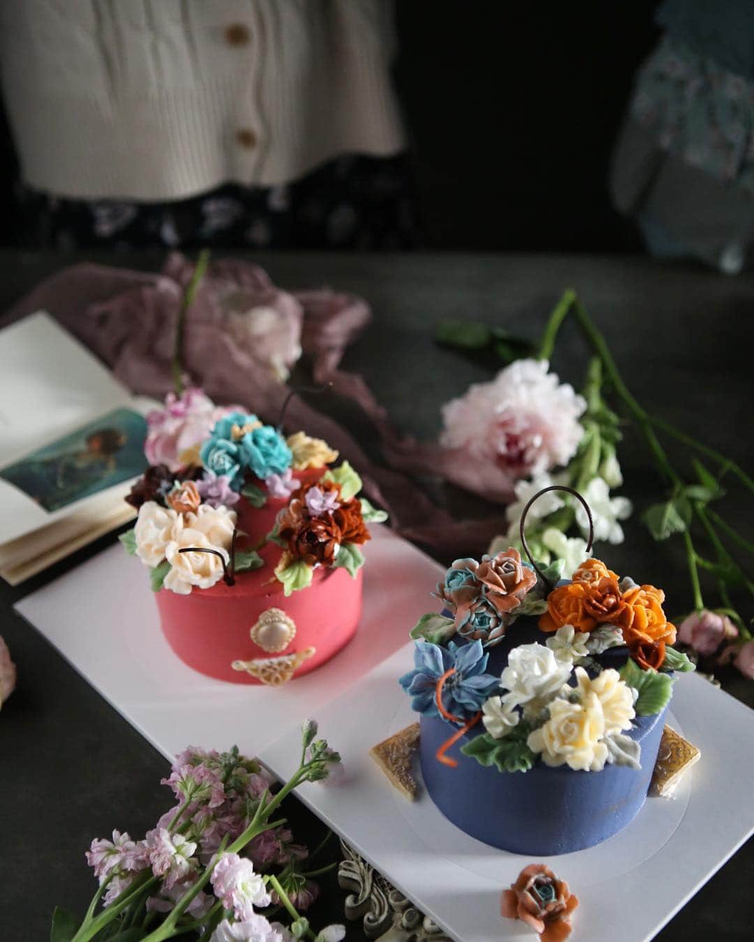 청담 수케이크 (atelier soo)さんのインスタグラム写真 - (청담 수케이크 (atelier soo)Instagram)「ㅡ 두근. 첫날 ⚜️ student work ㅡ #flower #cake #flowercake #partycake #birthday #bouquet #buttercream #baking #wilton #weddingcake ㅡ www.soocake.com vkscl_energy@naver.com」4月7日 19時58分 - soocake_ully