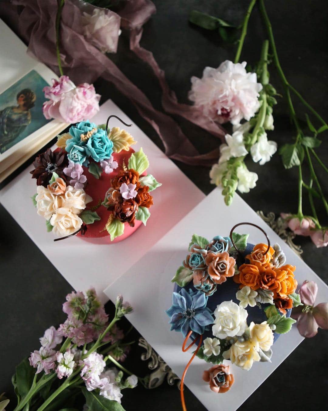 청담 수케이크 (atelier soo)さんのインスタグラム写真 - (청담 수케이크 (atelier soo)Instagram)「ㅡ 두근. 첫날 ⚜️ student work ㅡ #flower #cake #flowercake #partycake #birthday #bouquet #buttercream #baking #wilton #weddingcake ㅡ www.soocake.com vkscl_energy@naver.com」4月7日 19時58分 - soocake_ully