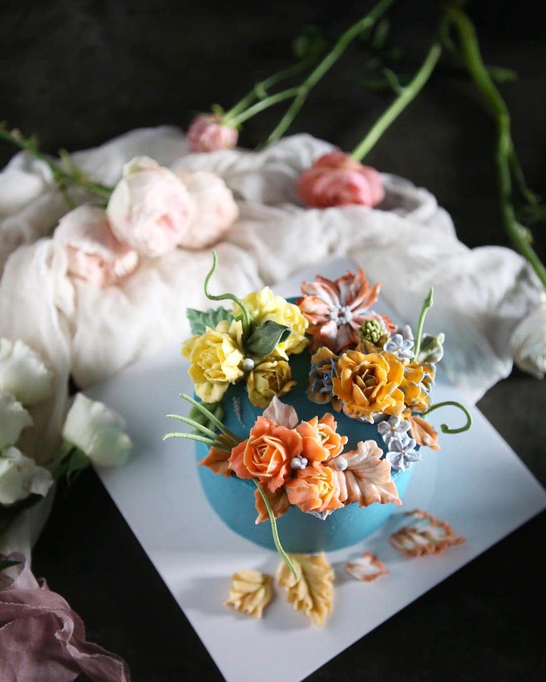 청담 수케이크 (atelier soo)さんのインスタグラム写真 - (청담 수케이크 (atelier soo)Instagram)「ㅡ 두근. 첫날 ⚜️ student work ㅡ #flower #cake #flowercake #partycake #birthday #bouquet #buttercream #baking #wilton #weddingcake ㅡ www.soocake.com vkscl_energy@naver.com」4月7日 19時58分 - soocake_ully