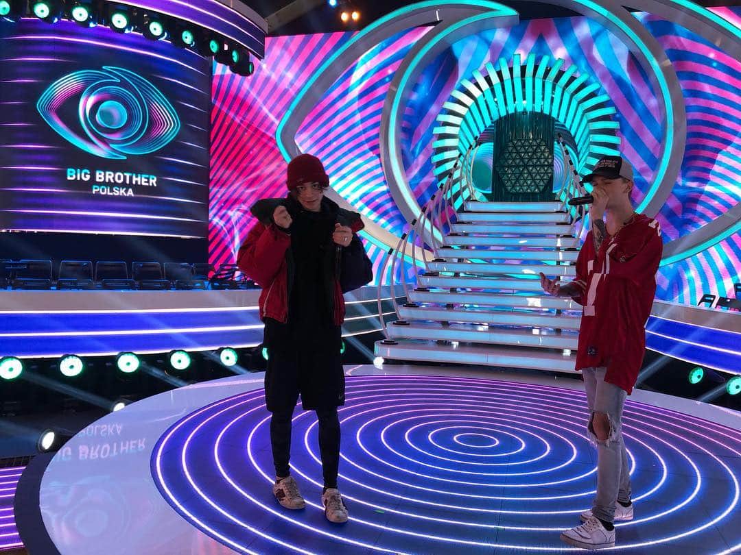 Bars and Melodyさんのインスタグラム写真 - (Bars and MelodyInstagram)「we’re performing live on Big Brother poland tonight, souncheck was fun!!💜」4月7日 20時02分 - barsandmelody