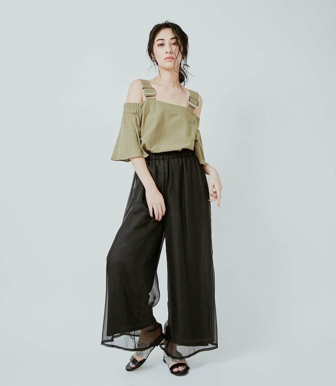 EVRISさんのインスタグラム写真 - (EVRISInstagram)「⠀⠀ ✔︎N E W  A R R I V A L ⠀⠀ ⠀⠀ ☑︎ショルダーバックルオフショルブラウス ⠀⠀ ¥5,990+tax ⠀⠀ ☑︎シースルーワイドPT ⠀⠀ ¥7,990+tax ⠀⠀ ☑︎パイソンライクフラットサンダル⠀⠀ ¥5,990+tax ⠀⠀ ⠀⠀ ⠀⠀ ☑︎発売中⠀ ⠀ ＼発売中のItemは @evris_official TOPのURLから✔︎/ ⠀ ⠀  #EVRIS  #evris19ss #newin #fashion #RUNWAYchannel #newarrival #trend  #design」4月7日 20時03分 - evris_official