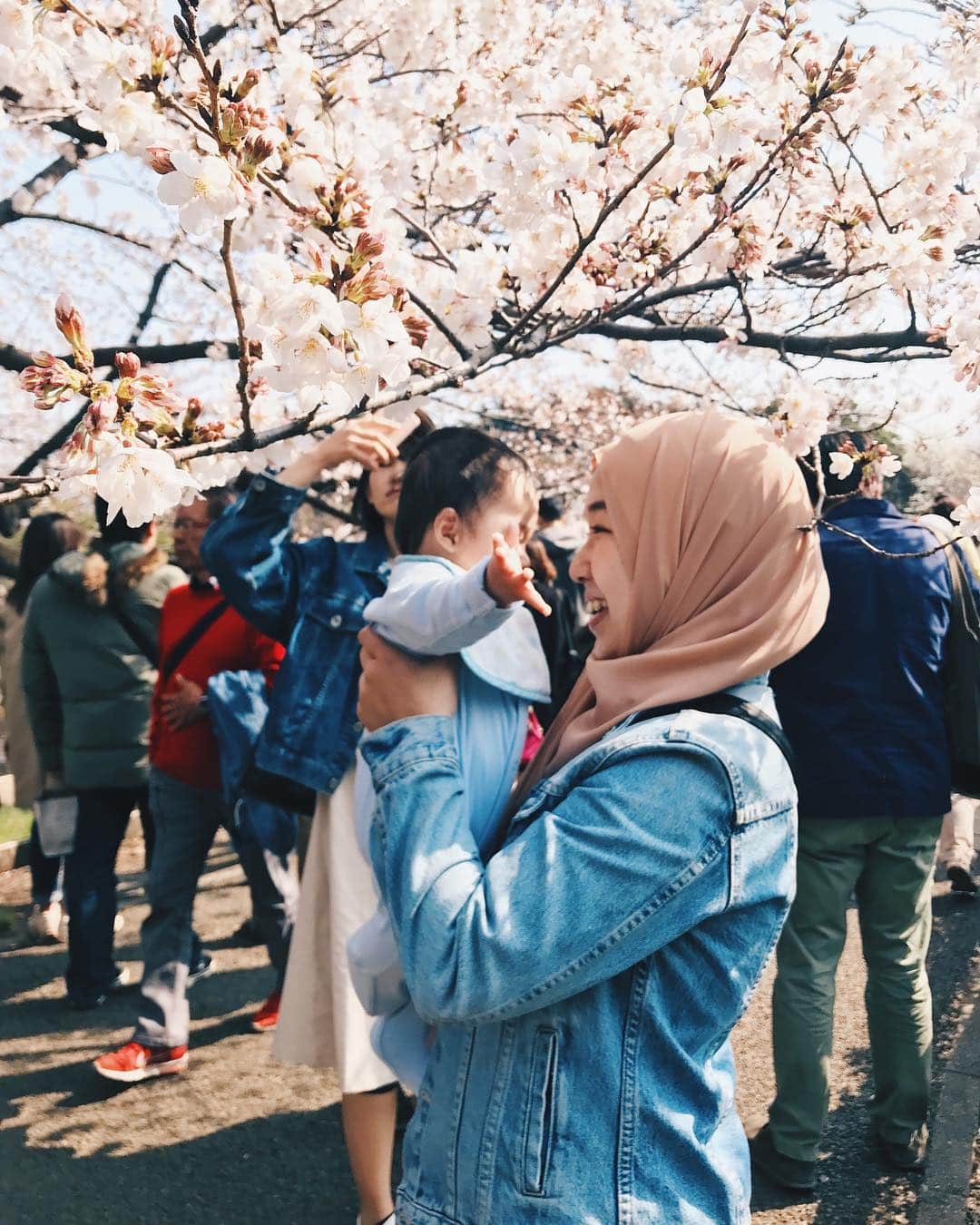 Risa Mizunoのインスタグラム：「Now it’s towards the end of the Sakura season in Tokyo🌸 The cherry blossoms remind me of my pregnancy last year. This year he is already 6 months👶💕Alhamdulillah! ☺️ #japanesemuslim #japanesemuslimah #muslim #muslimah #japan #tokyo #shinjuku #japanese #muslimahtokyo #hijab #travel #sakura #spring #cherryblossoms #cherryblossom #shinjukugyoen #travelblogger #japanculture #🇲🇾 #🇯🇵」