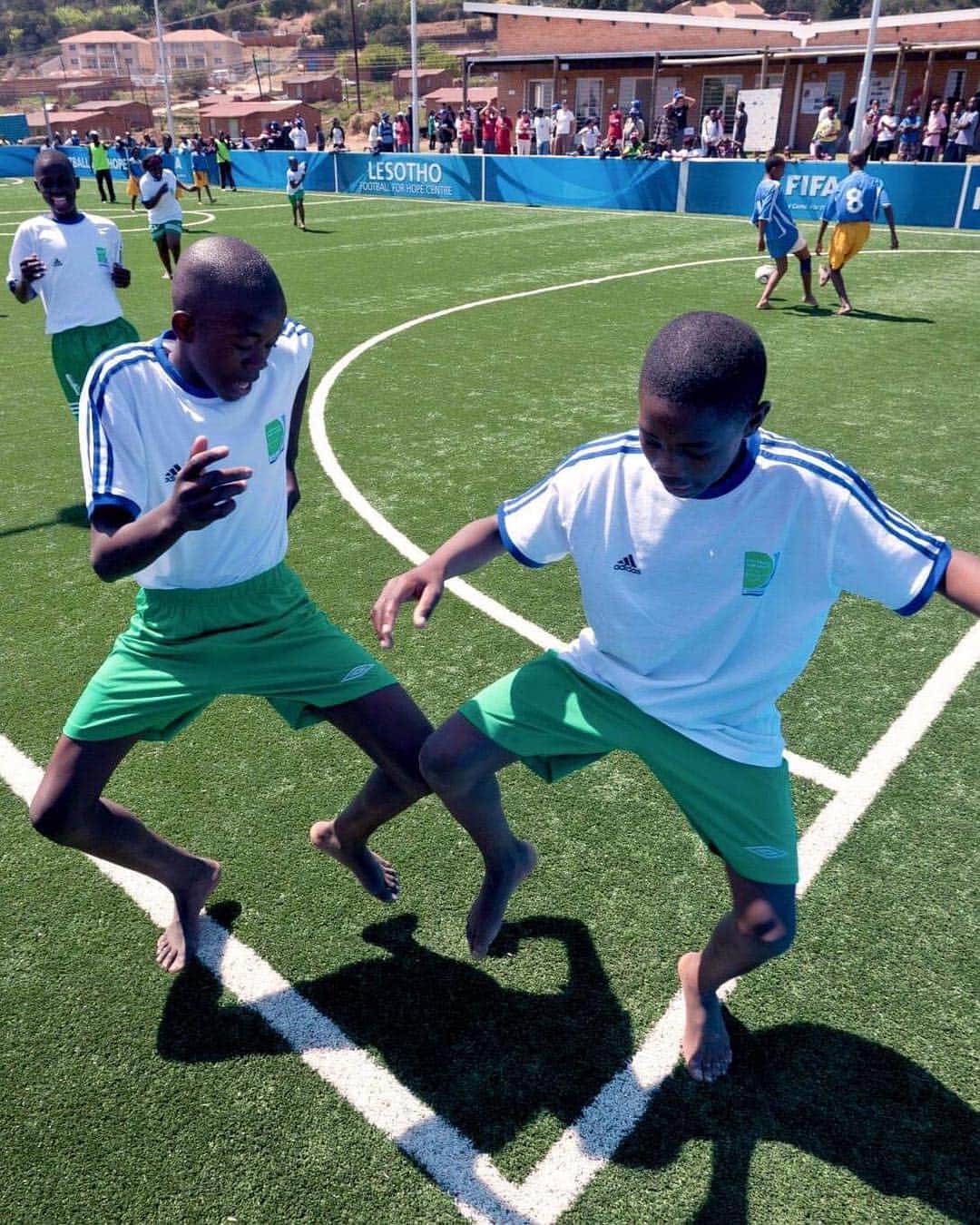 FIFAワールドカップさんのインスタグラム写真 - (FIFAワールドカップInstagram)「Today @WHO brings attention to Universal Health Coverage. In #Lesotho, @kick4life uses the power of football to deliver health education to orphans and vulnerable children 🇱🇸. Check out more today @fifafoundation. . . #WorldHealthDay #happiness #health #education #betterlife #football #photooftheday」4月7日 20時07分 - fifaworldcup