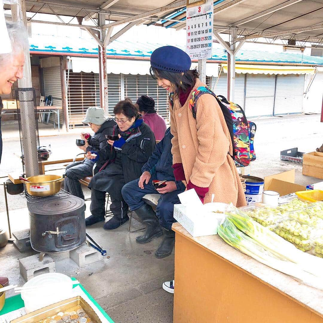 三倉佳奈さんのインスタグラム写真 - (三倉佳奈Instagram)「岩手県で出逢った皆さんは優しくて控えめで、かと思えばとても世話焼きで。 行く場所行く場所で「これ持って行き」と差し入れやお土産も沢山頂き帰りは大荷物で東京に帰りました。 人情味溢れた方ばかりで大好きな場所になりました。 迎えてくださった皆さん声を掛けてくださった皆さん、本当にありがとうございました。 寒いけど暖かい町で元気を貰いました。 旅っていいですね🍀 また岩手県の美味しい食べ物を食べに、違う季節も堪能しに行きたいな。  #神子田朝市 #熊谷牧場 #三陸鉄道 #鵜鳥神楽 #北山崎 #岩洞湖 #宮古市 #遠くへ行きたい #岩手旅行  #ご視聴ありがとうございました📺 #ワカサギ釣りリベンジしたい 笑 #女子ひとり旅」4月7日 20時08分 - kana_mikura0223