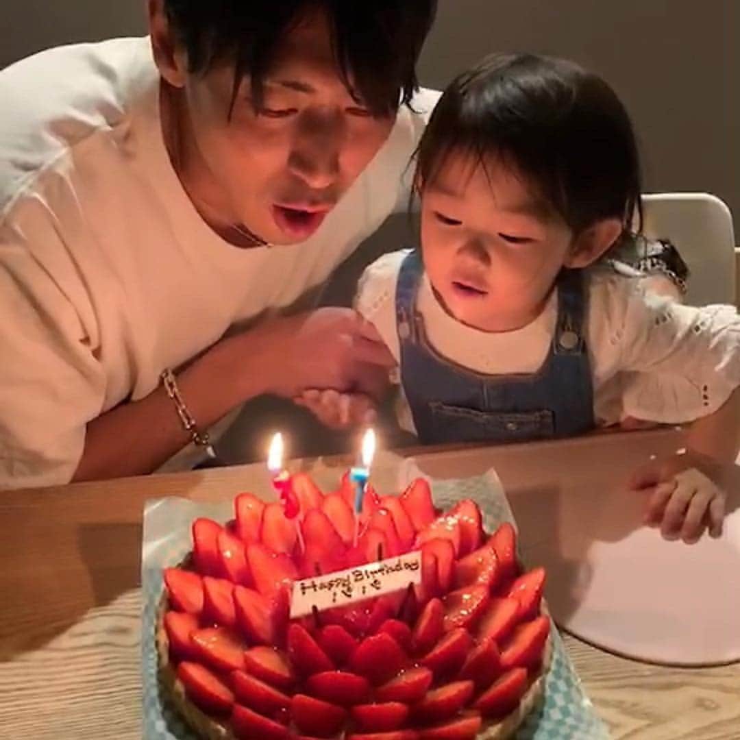 大菅小百合のインスタグラム：「今日はパパのお誕生日🎂✨‼️銀座のホコ天を暴れまくっていた娘🏃‍♀️天気も良いし楽しかったよねっ💕 ・ ・ ・ #ろうそくを消したがる娘 #４月７日は #愛犬ハナも誕生日 #パパおめでとう」