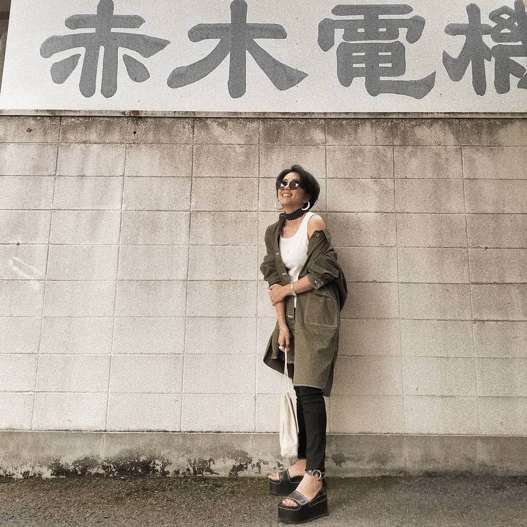 neokazumiのインスタグラム：「・ 桜がとても綺麗だった今日🌸 ・ タンクトップの上には 今日発売の オーバーチノジャケットを。 まだ肌寒い日もあるから こーゆの安心するね、 ・ #ariesmirage#ariesmirageselect #ootdfashion#neokazumi」