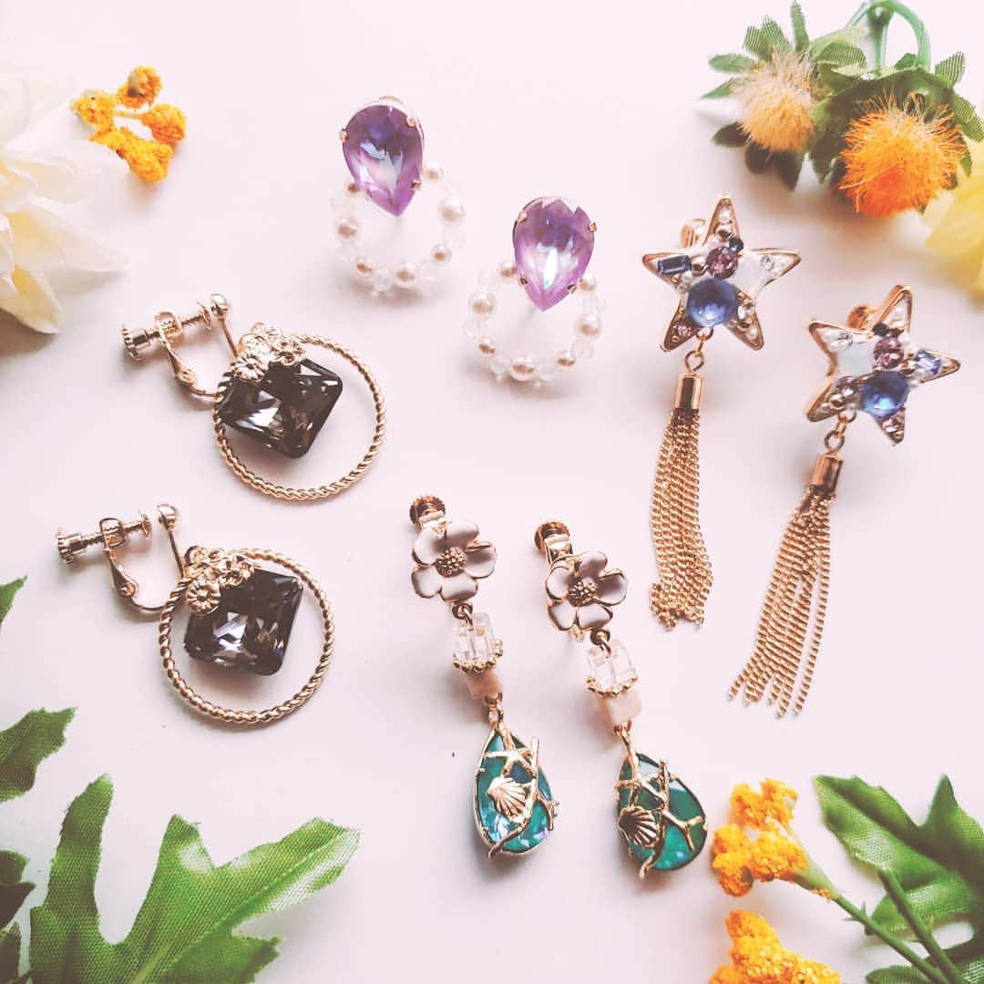 のインスタグラム：「✨イオンモール川口前川店 スタッフ作品✨  スワロフスキーの新作を使用したアクセサリーを作りました🤗✨ 春夏🌸🌺にぴったりのパステルカラーは全5色、どの色も使いやすいですよ🎶 ダイヤ型の新型もサイズが豊富でアクセサリーに取り入れやすく使い勝手ばつぐんです◇🤩✌🏻️ ジュエリークリップやデザインバチカンなど簡単アレンジできるものが沢山ありますよ！ 川口店店内に実物も展示しております。 お近くにお立ち寄りの際は是非イオンモール川口前川店にお越しください ※商品の取り扱いは店舗により異なります ※スタッフ作品のためレシピはございません #パーツクラブ #partsclub #パーツクラブスタッフ作品 #アクセサリー #accessory #ハンドメイド #handmade #ハンドメイドアクセサリー #handmadeaccessory #イヤリング #スワロフスキー #イオンモール川口前川」