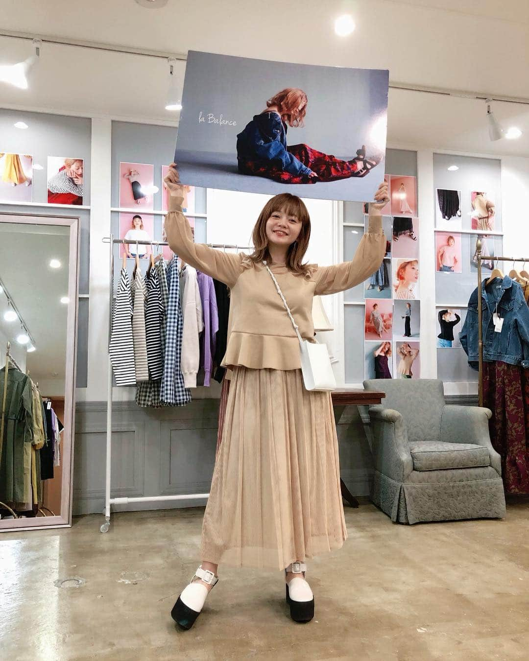 高山直子さんのインスタグラム写真 - (高山直子Instagram)「OSAKA 2days👗💙 無事終了いたしました✨ よって、東京2日間含め計4日間の @la_balance_online.s 初となるポップアップストア無事終了です❤️ はじめての試みで、不安や緊張もありましたが、温かいお客様のお声や笑顔にたくさん幸せをいただきました✨ 「いつもありがとうございます」と言っていただくことが多かったのですが、本当にそれはわたしのセリフで サインに必ず「いつもありがとう❤️」って書いているのは心からの本心で。 全国各地にわたしを知っていてくださる方がいること、いまだにとても不思議だけど、ありがたく…とても嬉しい気持ちです✨ これからも良いものを良い形で届けられるように頑張ります。 ラバロンス、フレジエともに よろしくお願いいたします❤️✨ ・ #ありがとうございました #大盛況 #楽しかった #またやります」4月7日 20時16分 - nao_70koro