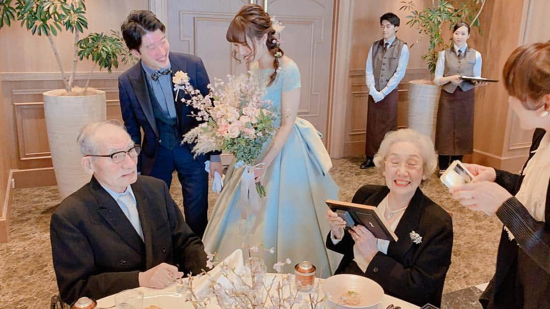 都乃さんのインスタグラム写真 - (都乃Instagram)「従姉妹の結婚式に参列してきました💒👰💍 本当に素敵な式だった。。✨ そして、リクエスト頂いて歌った『Place』をば。 （Twitterでは切れちゃったから、もう少し長いver.です🍀) 自分が好きなことで誰かの大切な日に華を添えられること  とっても幸せやなあって 有難いなあって 思いました😌🕊🍀🌈 青いドレスワンピ×シースルートップスで行ってきたよ👗  #japanesegirl #WEDDING #NOTREDAMEyokohamaminatomirai #SINGER #SATONO」4月7日 20時16分 - tonomotono