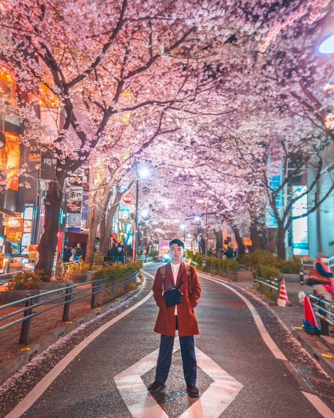 樂さんのインスタグラム写真 - (樂Instagram)「涉谷櫻花小道🌸 #Japan #tokyo #shibuya #sakura 走在日本充滿櫻花的街道，不時還會有櫻花落下，真的浪漫到不行！ - 櫻花小道（櫻丘 位置只需要導航 FamilyMart Shibuya Sakuragaoka 就可到達樓！」4月7日 20時17分 - ygt1016