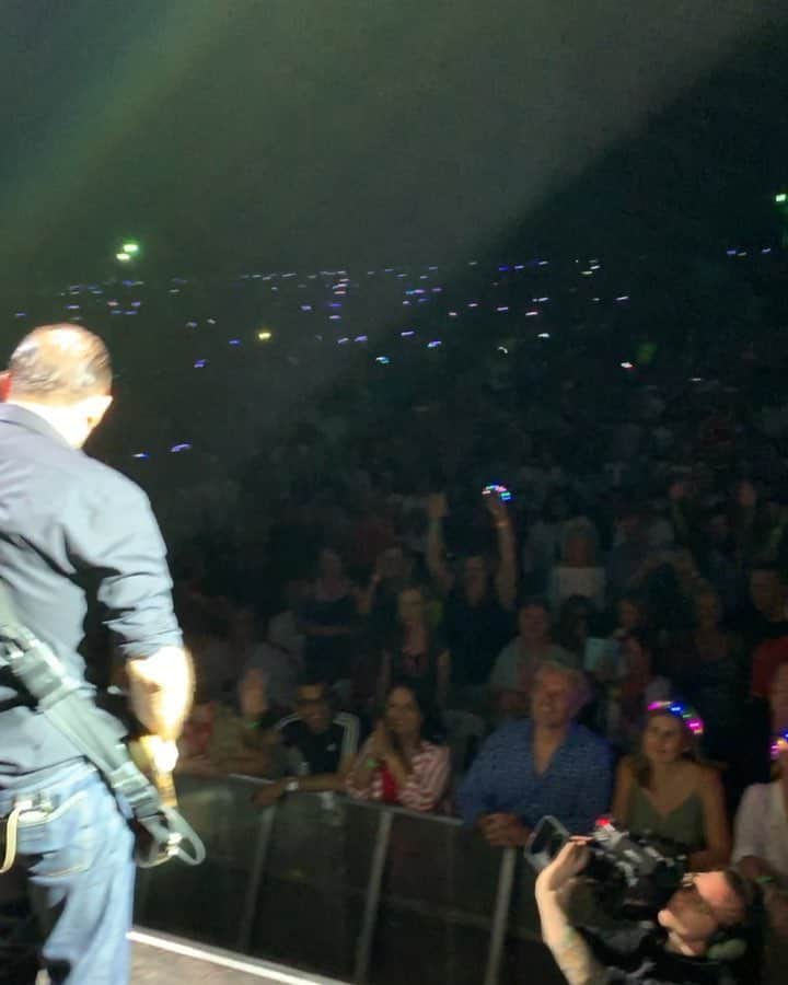 ブライアン・アダムスのインスタグラム：「This was the singalong to Heaven at Bimbadgen, Australia 🦘 #bryanadamsshinealight #bryanadamsheaven」
