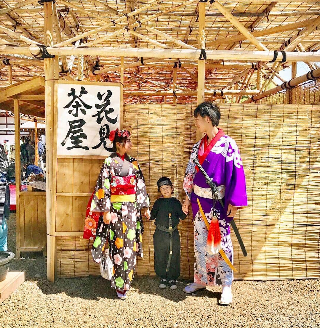中道あすかさんのインスタグラム写真 - (中道あすかInstagram)「今週末は、家族でお着物を着て、 贅沢すぎる#お花見 をしました☺️🌸 . . #江戸ワンダーランド日光江戸村 で 風情溢れるお花見😌🌸 . . #目黒川 のお花見もいいけど、 たまには、ちょっと足をのばして こんな贅沢なお花見なんてどうでしょう⁉️☺️💓 . . .  実は、「最高のお花見がしたい‼️」って思い立って、 ２日前ぐらいからバタバタ計画しだした、 今回の旅行😂💦ｗｗ （こういう時の行動力だけは早い我が家🤣） . . . でもねっ‼️ . . 非日常感たっぷりの江戸の町に 咲き誇る、色とりどりの花々、 . 行き交う侍や娘たち、 . 賑やかな三味線の音色、 . そして料理研究家・冬木 れい先生監修の本格的な江戸料理....😍💓💓 . . . やっぱり、行ってよかったーーー‼️‼️😆 もうーーーー最高すぎました😍❤ . . . せっかくなので、 みんなで着物に着替えて、 私たちも江戸の住民になりきって お花見を楽しんだよ😆💓 . . 主人→かぶき者 私→お店娘 ほぺたろう→忍者 . . .  こんな贅沢な時間ってない‼️って思うぐらい、 ほんっと、最高のお花見になりました‼️❤️❤️❤️ . . . #日光江戸村 って、 #テーマパーク では珍しく、 お酒も飲めるんだよね❤️😍 . . . ほぺたろうも、 #忍者修行 とかも楽しんで、 まる1日、江戸を堪能しました💓☺️ . . . #ゴールデンウィーク 前から 比較的すいてて、 のんびり楽しめたから、 今の時期、めちゃくちゃ オススメっっ😆💕 . . . それに、#日光 は、 これからが#桜 の見頃‼️‼️ . .  またいつもとはひと味違う、 風情あふれるお花見を楽しみたい方には 超絶オススメだよー☺️🌸🌸‼️ . . .  この、 桜を愛でながら江戸料理を楽しむ「春の宴〜江戸の花見〜」は、 4月14日（日）まで開催してるそうです😊💓 @edowonderland_official . . . .  是非ぜひ行ってみて〜😍💓 . . . .  #江戸ワンダーランド日光江戸村 #春の宴 #日光江戸村#江戸時代#着物 #楽しい#cozre#子連れ#タビジョ#子連れ旅行#春休み #旅行#思い出#鬼怒川#鬼怒川温泉#鬼怒川旅行#栃木旅行 #温泉旅行#温泉#ママ#家族旅行#japan#日本」4月7日 20時22分 - asuroom