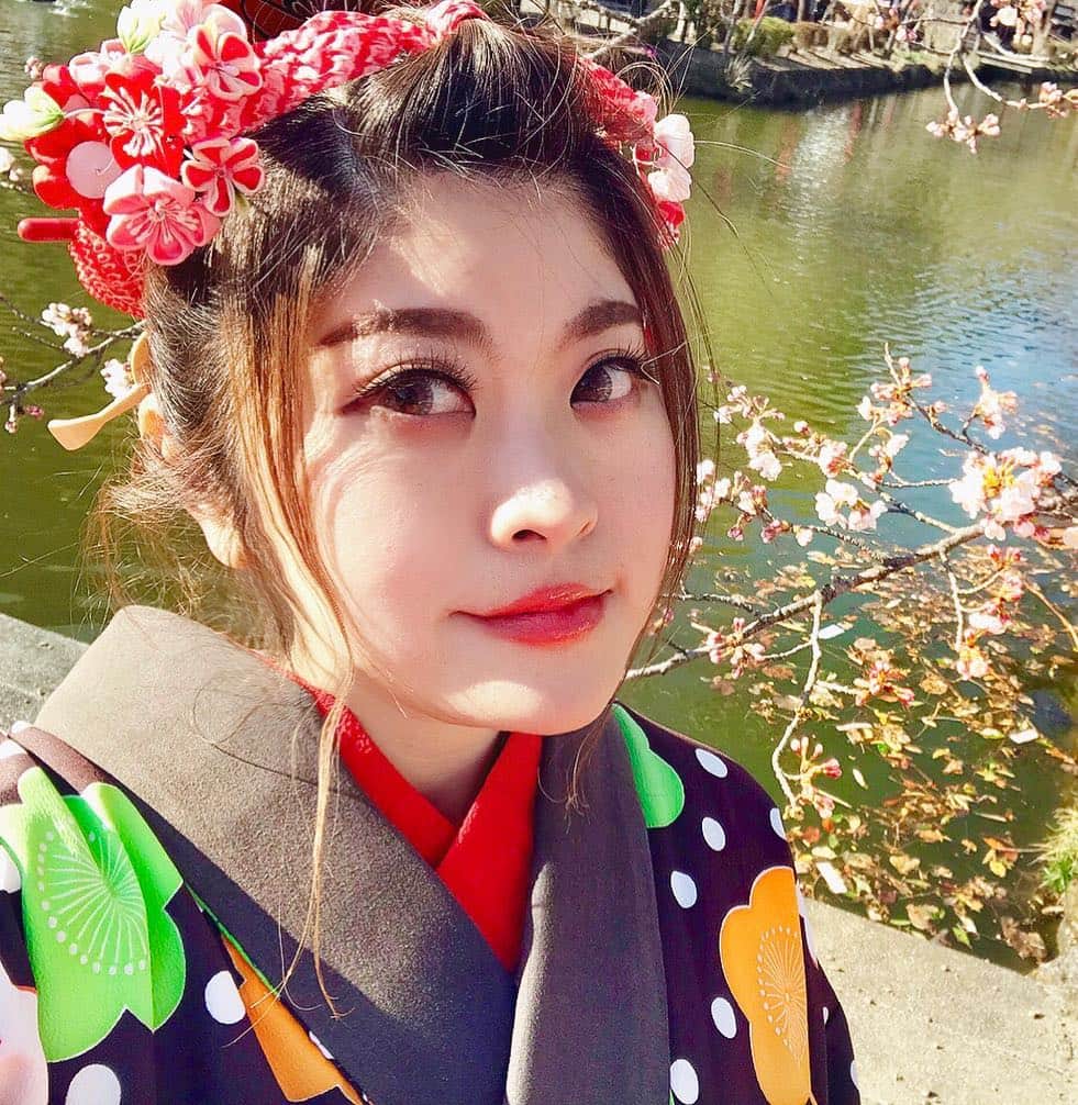 中道あすかさんのインスタグラム写真 - (中道あすかInstagram)「今週末は、家族でお着物を着て、 贅沢すぎる#お花見 をしました☺️🌸 . . #江戸ワンダーランド日光江戸村 で 風情溢れるお花見😌🌸 . . #目黒川 のお花見もいいけど、 たまには、ちょっと足をのばして こんな贅沢なお花見なんてどうでしょう⁉️☺️💓 . . .  実は、「最高のお花見がしたい‼️」って思い立って、 ２日前ぐらいからバタバタ計画しだした、 今回の旅行😂💦ｗｗ （こういう時の行動力だけは早い我が家🤣） . . . でもねっ‼️ . . 非日常感たっぷりの江戸の町に 咲き誇る、色とりどりの花々、 . 行き交う侍や娘たち、 . 賑やかな三味線の音色、 . そして料理研究家・冬木 れい先生監修の本格的な江戸料理....😍💓💓 . . . やっぱり、行ってよかったーーー‼️‼️😆 もうーーーー最高すぎました😍❤ . . . せっかくなので、 みんなで着物に着替えて、 私たちも江戸の住民になりきって お花見を楽しんだよ😆💓 . . 主人→かぶき者 私→お店娘 ほぺたろう→忍者 . . .  こんな贅沢な時間ってない‼️って思うぐらい、 ほんっと、最高のお花見になりました‼️❤️❤️❤️ . . . #日光江戸村 って、 #テーマパーク では珍しく、 お酒も飲めるんだよね❤️😍 . . . ほぺたろうも、 #忍者修行 とかも楽しんで、 まる1日、江戸を堪能しました💓☺️ . . . #ゴールデンウィーク 前から 比較的すいてて、 のんびり楽しめたから、 今の時期、めちゃくちゃ オススメっっ😆💕 . . . それに、#日光 は、 これからが#桜 の見頃‼️‼️ . .  またいつもとはひと味違う、 風情あふれるお花見を楽しみたい方には 超絶オススメだよー☺️🌸🌸‼️ . . .  この、 桜を愛でながら江戸料理を楽しむ「春の宴〜江戸の花見〜」は、 4月14日（日）まで開催してるそうです😊💓 @edowonderland_official . . . .  是非ぜひ行ってみて〜😍💓 . . . .  #江戸ワンダーランド日光江戸村 #春の宴 #日光江戸村#江戸時代#着物 #楽しい#cozre#子連れ#タビジョ#子連れ旅行#春休み #旅行#思い出#鬼怒川#鬼怒川温泉#鬼怒川旅行#栃木旅行 #温泉旅行#温泉#ママ#家族旅行#japan#日本」4月7日 20時22分 - asuroom