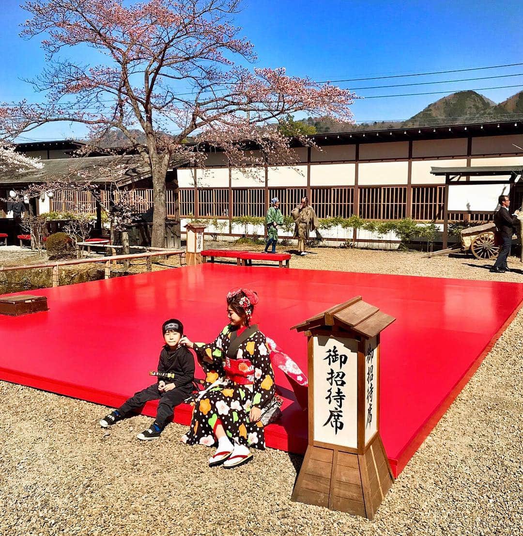 中道あすかさんのインスタグラム写真 - (中道あすかInstagram)「今週末は、家族でお着物を着て、 贅沢すぎる#お花見 をしました☺️🌸 . . #江戸ワンダーランド日光江戸村 で 風情溢れるお花見😌🌸 . . #目黒川 のお花見もいいけど、 たまには、ちょっと足をのばして こんな贅沢なお花見なんてどうでしょう⁉️☺️💓 . . .  実は、「最高のお花見がしたい‼️」って思い立って、 ２日前ぐらいからバタバタ計画しだした、 今回の旅行😂💦ｗｗ （こういう時の行動力だけは早い我が家🤣） . . . でもねっ‼️ . . 非日常感たっぷりの江戸の町に 咲き誇る、色とりどりの花々、 . 行き交う侍や娘たち、 . 賑やかな三味線の音色、 . そして料理研究家・冬木 れい先生監修の本格的な江戸料理....😍💓💓 . . . やっぱり、行ってよかったーーー‼️‼️😆 もうーーーー最高すぎました😍❤ . . . せっかくなので、 みんなで着物に着替えて、 私たちも江戸の住民になりきって お花見を楽しんだよ😆💓 . . 主人→かぶき者 私→お店娘 ほぺたろう→忍者 . . .  こんな贅沢な時間ってない‼️って思うぐらい、 ほんっと、最高のお花見になりました‼️❤️❤️❤️ . . . #日光江戸村 って、 #テーマパーク では珍しく、 お酒も飲めるんだよね❤️😍 . . . ほぺたろうも、 #忍者修行 とかも楽しんで、 まる1日、江戸を堪能しました💓☺️ . . . #ゴールデンウィーク 前から 比較的すいてて、 のんびり楽しめたから、 今の時期、めちゃくちゃ オススメっっ😆💕 . . . それに、#日光 は、 これからが#桜 の見頃‼️‼️ . .  またいつもとはひと味違う、 風情あふれるお花見を楽しみたい方には 超絶オススメだよー☺️🌸🌸‼️ . . .  この、 桜を愛でながら江戸料理を楽しむ「春の宴〜江戸の花見〜」は、 4月14日（日）まで開催してるそうです😊💓 @edowonderland_official . . . .  是非ぜひ行ってみて〜😍💓 . . . .  #江戸ワンダーランド日光江戸村 #春の宴 #日光江戸村#江戸時代#着物 #楽しい#cozre#子連れ#タビジョ#子連れ旅行#春休み #旅行#思い出#鬼怒川#鬼怒川温泉#鬼怒川旅行#栃木旅行 #温泉旅行#温泉#ママ#家族旅行#japan#日本」4月7日 20時22分 - asuroom