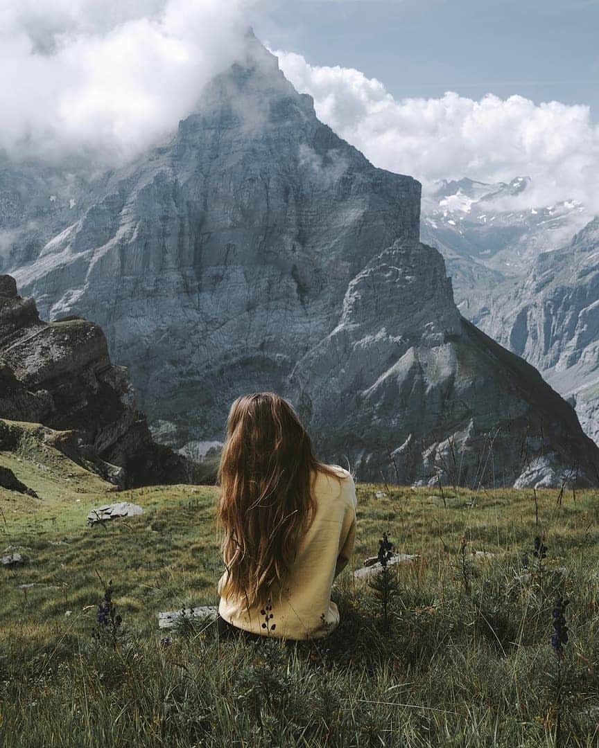Discover Earthさんのインスタグラム写真 - (Discover EarthInstagram)「How about this incredible view of the beautiful Swiss mountains ? Would you want to hike there ? ⛰🇨🇭 Tag your hiking partner so they know where to bring you ! — 📍#DiscoverSwitzerland — 📸 Photo by @bettergetwanderlost ​」4月7日 20時23分 - discoverearth