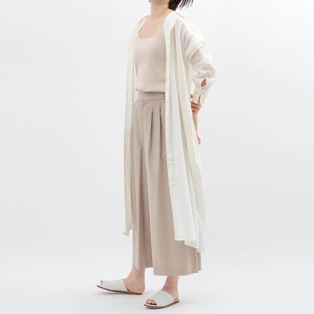 のインスタグラム：「APRIL PICK UP ITEM﻿ for femme﻿ ﻿﻿ 【4/8(月)発売開始】 フランダースリネンシャツワンピース ¥19,440 ﻿(tax included)﻿ ﻿ 開襟のデザインで女性らしいデコルテ、ヘルシーな肌魅せのできるワンピース。オーバーサイズすぎないシルエットですっきり着こなしていただけます。共布のベルトでウエストマークするとより女性らしい雰囲気に。吸水性・速乾性に優れ、洗うほどに柔らかくなるフランダースリネンは、夏は涼しく、肌さわりの良いさらりとした着心地を楽しんでいただける天然素材です。  @adametrope﻿﻿ @jadorejunonline ﻿﻿ #adametrope#jadorejunonline#april﻿」