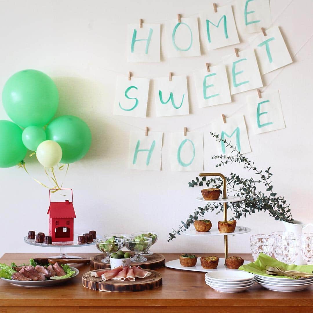 のインスタグラム：「House Warming Party🏠 . . @nextweekend_jp で連載中のコラムがアップされました △▼新生活を始めた人必見。暮らしの良いスタートを切る「ハウスウォーミングパーティ」って？△▼ . . ハウスウォーミングパーティーって知ってますか？？ 実は引越し祝いのパーティーの事なんですが、新生活が始まる4月にはぴったりなホームパーティーだと思うんです♡♡ . 私も以前引っ越した時に友達を呼んでハウスウォーミングパーティーを開催して、みんなにおうちを温めてもらいました。そのおかげで想い出いっぱいの家になったなぁ  いつかマイホーム購入できたら盛大にやりたいです🐿♡ プロフィールのリンクからコラムが読めますので是非♡♡ . . #Housewarming #Housewarmingparty #archdays #北海道 #札幌 #ハウスウォーミング #ハウスウォーミングパーティー #週末野心 #真似ぶの日 #ホームパーティー #バースデープランナー #札幌バースデープランナー #マイホーム #引越し #引越し祝い」