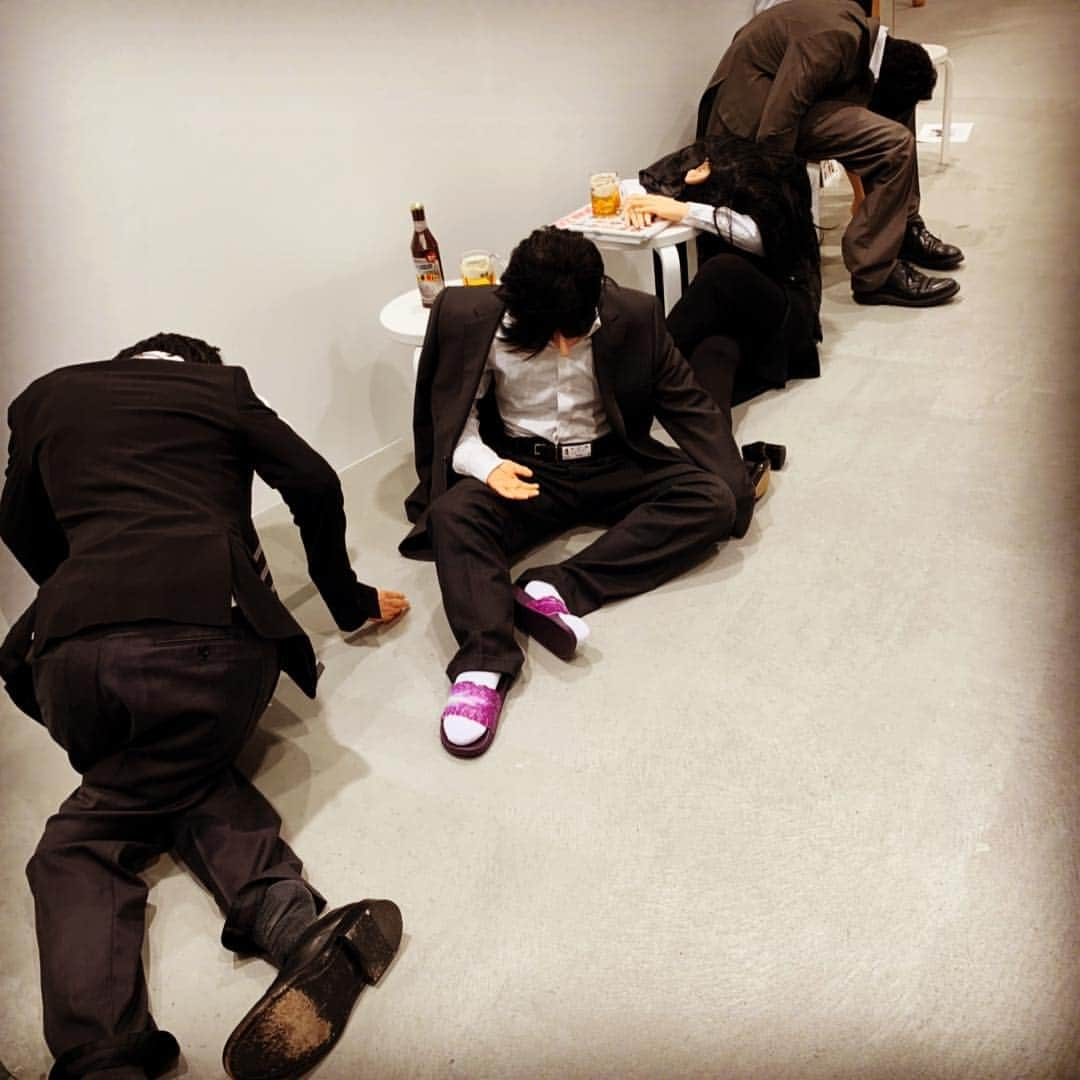 萬田久子さんのインスタグラム写真 - (萬田久子Instagram)「🌸泥酔のサラリーマン⁉️ #お花見シーズン #宴会 #泥酔 #サラリーマン #笑 #ビール #銀座 #doverstreetmarketginza #萬田久子」4月7日 20時25分 - hisako.manda_official