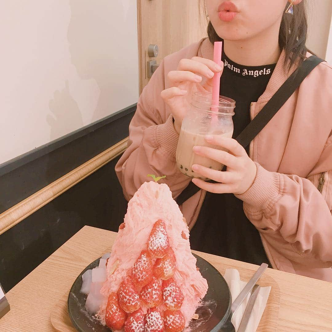 新山千春さんのインスタグラム写真 - (新山千春Instagram)「eventの後は、 初#ホミビン 🍓いって #タピオカ 飲んで、娘とまったり。👩‍👧 . #ふわふわ 🍧 #🥞 #Instafood #bubbletea  _____________________________________________________🌴#LA 好き❤ #art 🎨好き#Japaneseactress #casualcoordinate #denimcoordinate #makeup #model  #mamastyle #Instagood #hairarrange #fashion  #outfit #casualstyle  #outfitstyle #촬영 #粉我 #나를따르라  #fashionistas #dailylook #coodinate #いいね 💘#フォロー ありがとうございます🌹#新山千春  _____________________________________________🌴🌴🌴」4月7日 11時26分 - chiharuuu_0114