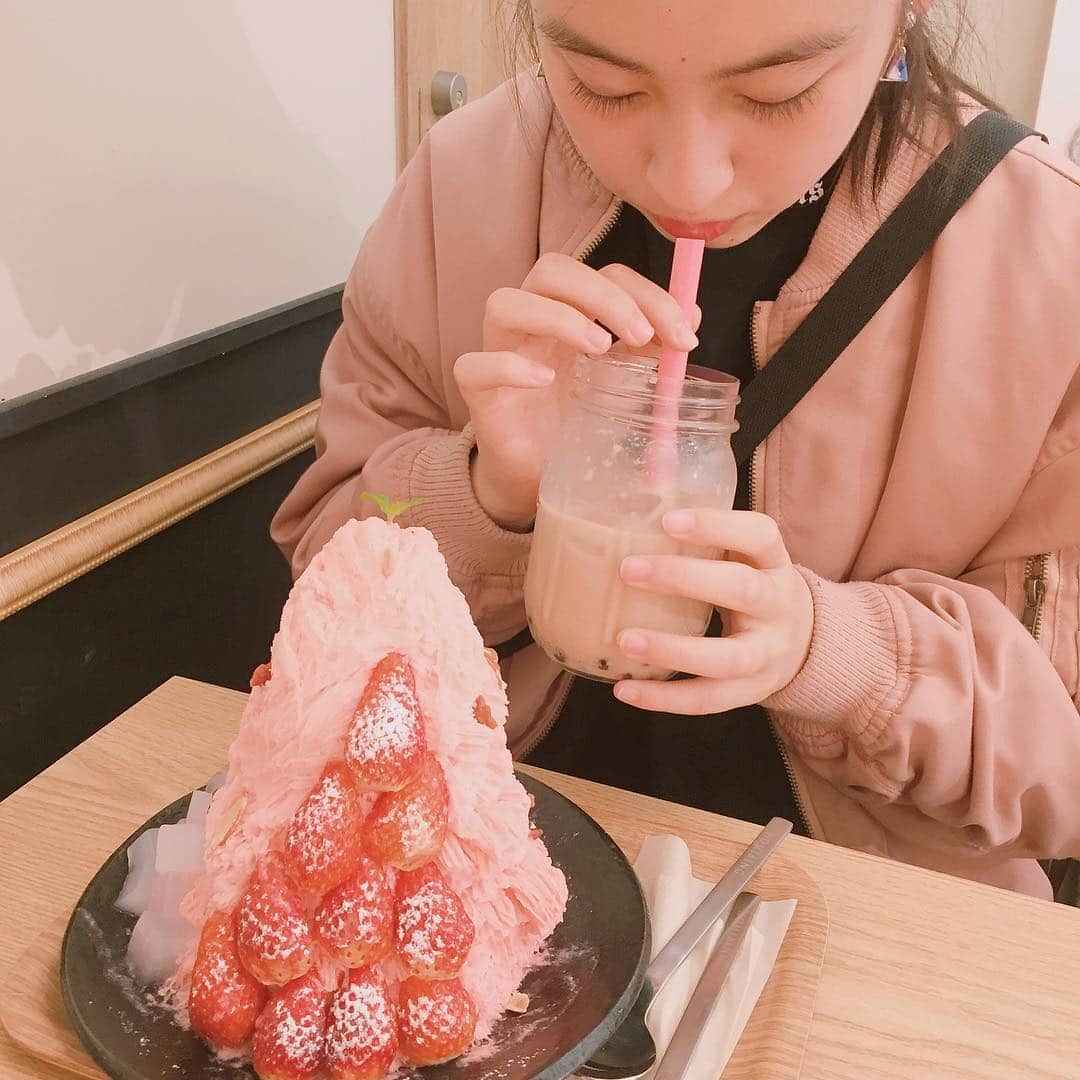 新山千春さんのインスタグラム写真 - (新山千春Instagram)「eventの後は、 初#ホミビン 🍓いって #タピオカ 飲んで、娘とまったり。👩‍👧 . #ふわふわ 🍧 #🥞 #Instafood #bubbletea  _____________________________________________________🌴#LA 好き❤ #art 🎨好き#Japaneseactress #casualcoordinate #denimcoordinate #makeup #model  #mamastyle #Instagood #hairarrange #fashion  #outfit #casualstyle  #outfitstyle #촬영 #粉我 #나를따르라  #fashionistas #dailylook #coodinate #いいね 💘#フォロー ありがとうございます🌹#新山千春  _____________________________________________🌴🌴🌴」4月7日 11時26分 - chiharuuu_0114