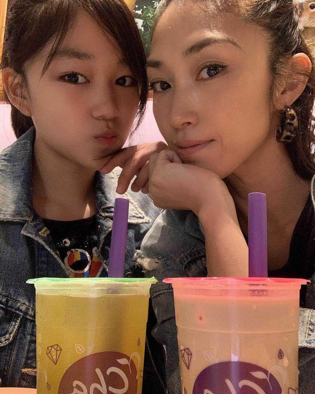 NANAさんのインスタグラム写真 - (NANAInstagram)「今日は甥っ子と遊ぶためにみなとみらい😊 ☆ ひなせが飲みたかったchatimeっていうタピオカを待ち合わせまで時間あったから飲みに来たよ！ぶっちゃけBBAはアースカフェもゴンチャも全部同じ味に感じる😂そして絶対Lサイズを頼みタピオカ2倍😅 ☆ ☆ アンチコメントにも全くどうじない腹のすわった娘でよかった！(笑) ☆ さ、今日は甥っ子と沢山遊んで癒されよ☺️ ☆ ☆ #母娘#おデート#親子#タピオカ#chatime#高校生ママ#アラフォーママ#みなとみらい#チャタイム#JK#sjk#もう高校2年生だって#びっくりおったまげ#母ちゃん#もうすぐ#42歳#ひょえー」4月7日 11時29分 - nana1977hs