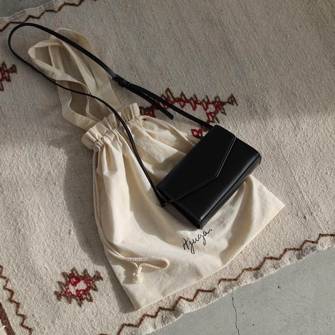 近藤千尋のインスタグラム：「@ajuga.shop  のショッパー getしてくれましたか？🥰🌸 基本カバンが小さいので サブバッグとして使ってます😍 毎週火曜日新作dayなので 是非チェックしてください✨ このショルダーも近々入荷🐷 #久しぶりにajugaネタ ♡ #セレクトショップ」