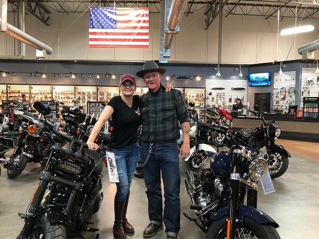 ロバート・パトリックさんのインスタグラム写真 - (ロバート・パトリックInstagram)「My friend #freedom lover and #motorcycleenthusiast @kristyswansonxo stopped in for a visit today!」4月7日 11時42分 - ripfighter