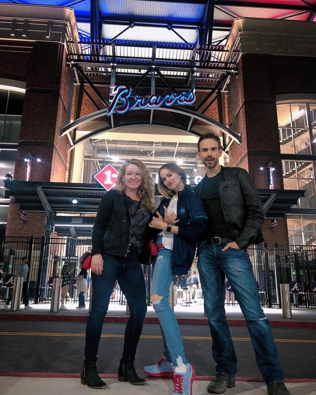 デビー・ライアンのインスタグラム：「🎒⚾️🧢 take me out to the baaaaallgame (Sarah did. @sarahcolonna1 FYC for #dopewomen2019)」