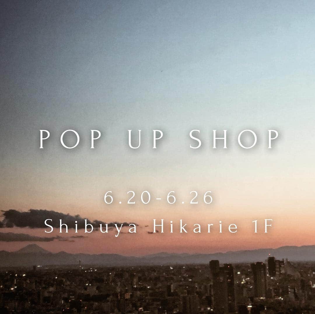 のインスタグラム：「ストーリーでご報告しましたが… 今年もPOP UP SHOPの開催が 決定しましたーーーー😭💓💓💓 ・ ・ 場所は前回と同じ、 渋谷ヒカリエ1Fのchou chou店舗です♡ 正面玄関入って目の前の場所で @marque_official  @midastouch_official の POP UP SHOPを1週間限定でやります✨ 日にちは6月20-6月26日です💕 10:00-21:00です♡（私の来店時間はまたお知らせします🙇‍♀️） 今回も1週間店頭に立つ予定なので 皆様是非遊びにきてください☺️💕 ・ ・ POP UP限定商品、 先行販売商品、ノベルティーもご用意しております☺️🌸 POP UPに向けてたくさん商品も作っているので、お楽しみに…💕 実際に手に取って見て頂ける機会なので お時間がございましたら 是非足を運んで下さい🥺❣️ スタッフ一同心よりお待ちしております♡ 楽しみだーーーーー❤️❤️❤️ 前回の様子はハイライトにリンクしてあるので、 見てみてください☺️💓 お気軽に遊びに来てください♡ ・ ・ ・ ・ ・ #お知らせ#popupshop」