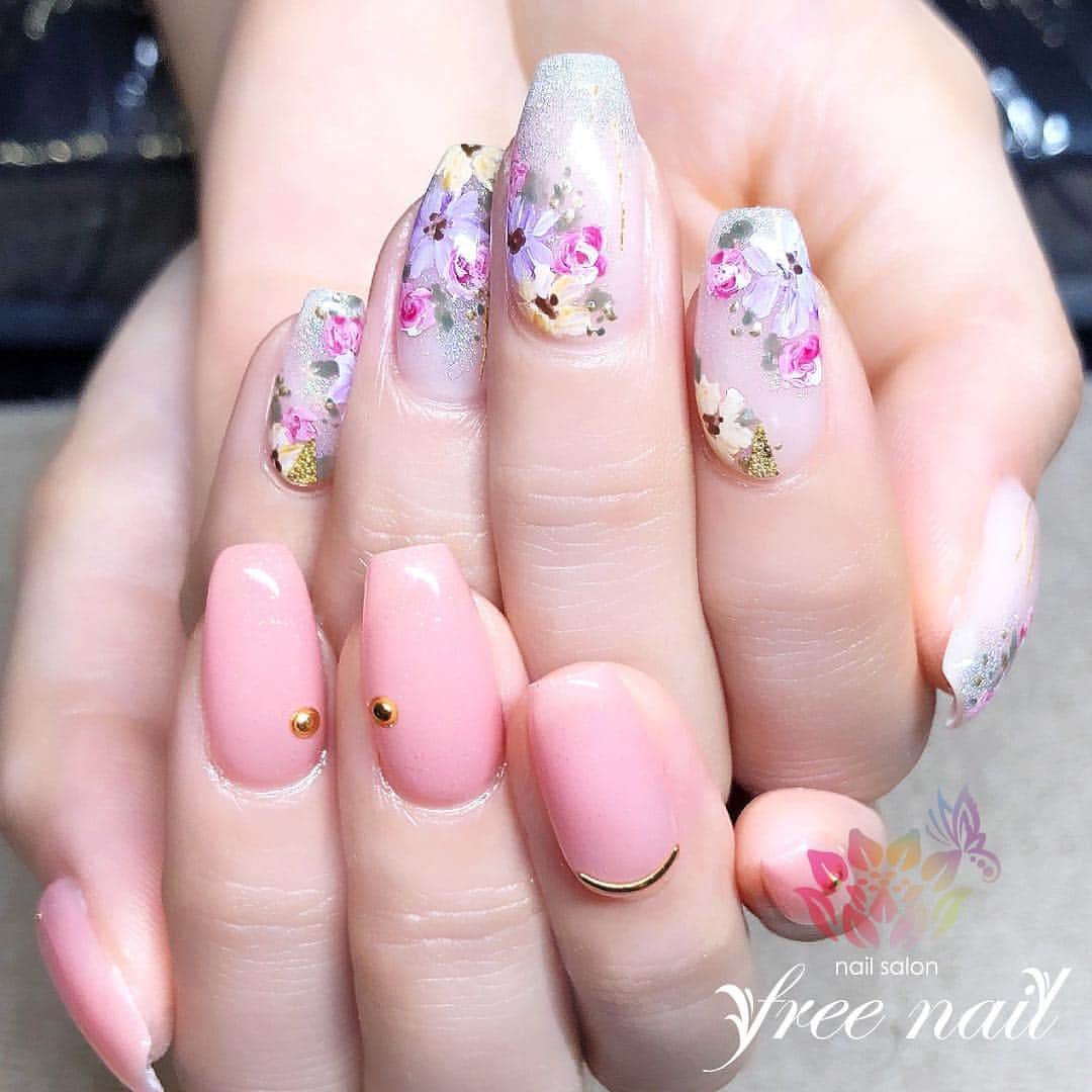 free nail フリーネイルさんのインスタグラム写真 - (free nail フリーネイルInstagram)「. お客様ネイル💅🏻🌸✨ . アシンメトリーネイル🌸🌼✨ . エレガントフラワーアート☺️🌸🌼✨ . ご来店ありがとうございました🙇🏻‍♀️🙇🏻‍♀️🙇🏻‍♀️💗 . #ネイル #フリーネイル #ネイルアート #ジェルネイル #ネイルサロン #大阪ネイルサロン #ネイルデザイン #ネイルチェンジ #アシンメトリーネイル #アシンメネイル #フラワーネイル #ラメネイル #キンノイト #ピンクネイル #パープルネイル #デザインネイル #シンプルネイル #トレンドネイル #大人ネイル #春ネイル #スプリングネイル #美甲 #日式美甲 #springnails #nailsart #nailsalon #nailsdid #newnails #newnail #freenail」4月7日 11時41分 - freenail_jpn