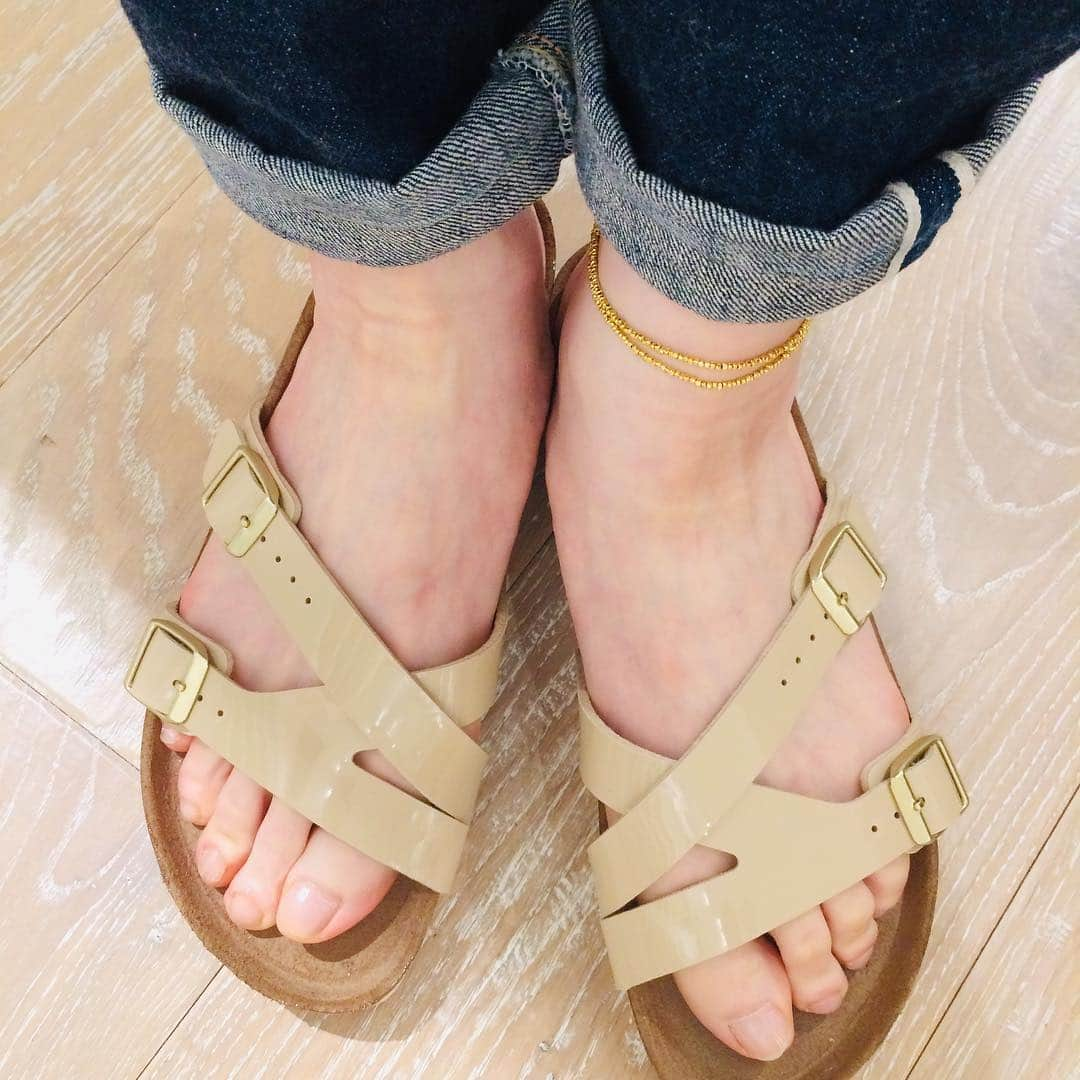 ペリエ千葉さんのインスタグラム写真 - (ペリエ千葉Instagram)「【5F/BIRKENSTOCK】新作のご紹介！！ ・【オーランド　トリコロール】 ・【ヤオ　バランス　パテント　サンド】 . . ORLANDO/オーランドは三本のベルトが印象的なモデル。トリコロールが着こなしに彩を添えてくれます三本のベルトが複雑につながっていて見た目よりも凝ったデザインになっています。甲の高い部分にベルトが付いているので、足から離れにくく歩行の助けをしてくれます。復刻版として今期登場しましたので限定印です。お早めに！！ . . アッパーのベルトが複雑にクロスされた独特のデザインが特徴のYAOBALANCE/ヤオバランス。細めのベルトで甲もすっきりとした印象になり、スタイリッシュな1足です。フラットだけど洗練されたデザインがビーチやリゾートなど、夏のお出かけに最適です。 . ※撮影は室内で行われており、ライティングにより実物と色味が少し異なる場合がございます。ぜひ店頭にてご覧ください。 . スタッフがおすすめのアイテムをご案内させていただきます。 . 皆様のご来店を心よりお待ちいたしております。 . ◆税込み価格 　オーランド（トリコロール）12,960円 　ヤオ　バランス　（パテントサンド）11,340円 ◆サイズ 　オーランド（トリコロール）39～43（25.0～28.0cm） 　ヤオ　バランス（パテントサンド）35～40（22.5～26.0cm） . . #ペリエ #ペリエ千葉 #ペリエDS #BIRKENSTOCK #ビルケンシュトック #ビルケン #ドイツ #ドイツの健康靴　#PERIE #あしもと倶楽部 #足元くら部 #コルク #新作  #ペリエちばのビルケンシュトック #お洒落さんと繋がりたい #おしゃれさんと繋がりたい #あしもと #置き画 #置き画倶楽部  #履きやすい靴 #歩きやすい靴 #サンダル#カジュアル#オーランド#ヤオバランス」4月7日 11時46分 - perie_chiba