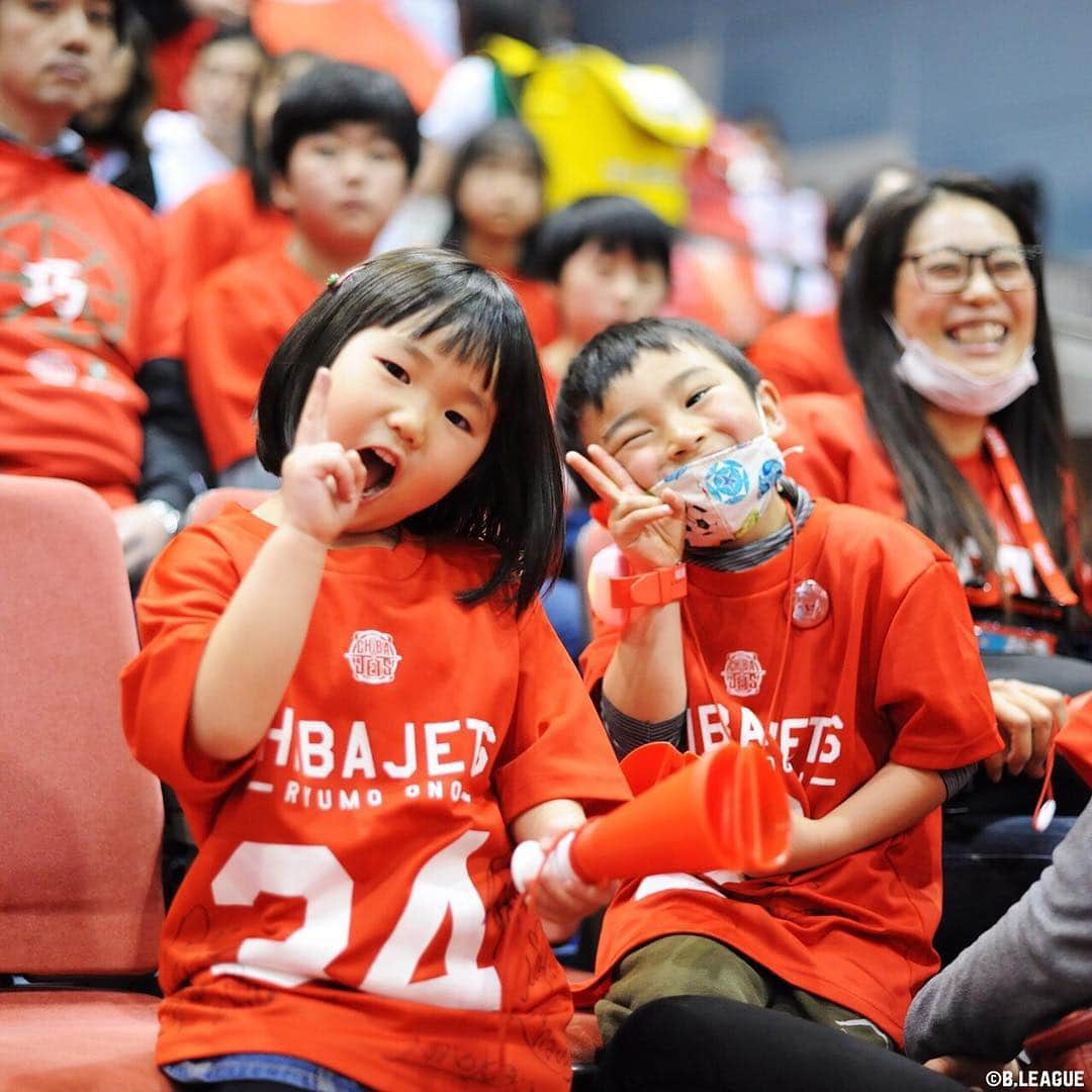 B.LEAGUEさんのインスタグラム写真 - (B.LEAGUEInstagram)「【#キッズフォト ✈️🐘❤️】﻿ ﻿ ﻿ 『 👧🏻🧒🏻ハイッ チーズッ✨ 』﻿ ﻿ ﻿ #Bリーグ観戦 は子供も大人も﻿ ﻿ みーんな楽しめますね😆﻿ ﻿ #千葉ジェッツふなばし #千葉ジェッツ﻿ #笑顔 #photo #あどけない #こどものいる生活 #子供のいる暮らし #キッズ #かわいい #癒し #癒されたい #ゆるフォト #ゆるフォト部 #ほっこり #にこにこ #試合観戦 #kids #kidsfhoto #smile #cute #kawaii ﻿」4月7日 12時00分 - b.league_official