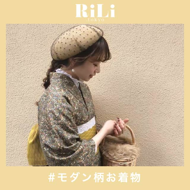 RiLiさんのインスタグラム写真 - (RiLiInstagram)「旅行の楽しみ倍増❣いいね！も倍増❣❣【モダン柄お着物】が大流行中👘🌼 ..... 春休みや卒業シーズンで旅行へ出かけることが多くなるこの時期🌸🌱最近のお洒落っ子たちは、どうやら着物をまとって観光を楽しむ子が多いみたい👀💕浴衣は今まで着たことあるけど、、、着物もトレンドになるなんてびっくりだね😲✨ ダントツで人気なのは【モダン柄】👘💕お着物っていうと地味めで大人の女性が着るものイメージが強かったけど、最近のお着物は柄が細かかったり、淡い色味から派手めなものまで若い子でも取り入れやすいデザインなのがキュンときちゃう🙈💓 アクセントでベレー帽やティペットを取り入れたり、ブラウスを中に着こんだり🎶バッグも巾着ではなくヴィンテージライクなものをチョイスするとワンランク上のイマドキっぽ着こなしが楽しめちゃうよ😊👍 ❣ ❣ ❣ ❣ ❣ サイトやSNSで掲載させていただくお写真募集中😘📸 かわいいコーデやアイテム、注目スポットなどが撮れたら、ハッシュタグ→#rili_tokyo  を付けて投稿❗ ． Special Thanks💋 Photo by @naa019 @__nnm09 @____moekaaa @shchonn0604 @19.chi____ @kozu_15 @una_treat @_______ssiu @red_mnm08 @miyuustagram__ ． #春 #春コーデ  #モダン柄着物�#着物 #レンタル着物 #モダン柄 #観光 #小花柄 #ベレー帽 #レースインナー #ワントーンコーデ #シンプルコーデ  #カジュアルコーデ #ガーリーコーデ #置き画 #置き画くら部 #今日のコーデ #コーデ #コーディネート #RiLi  #おしゃれさんと繋がりたい #お洒落さんと繋がりたい #ファッション #패션스타그램 #ootd #outfit」4月7日 12時00分 - rili.tokyo