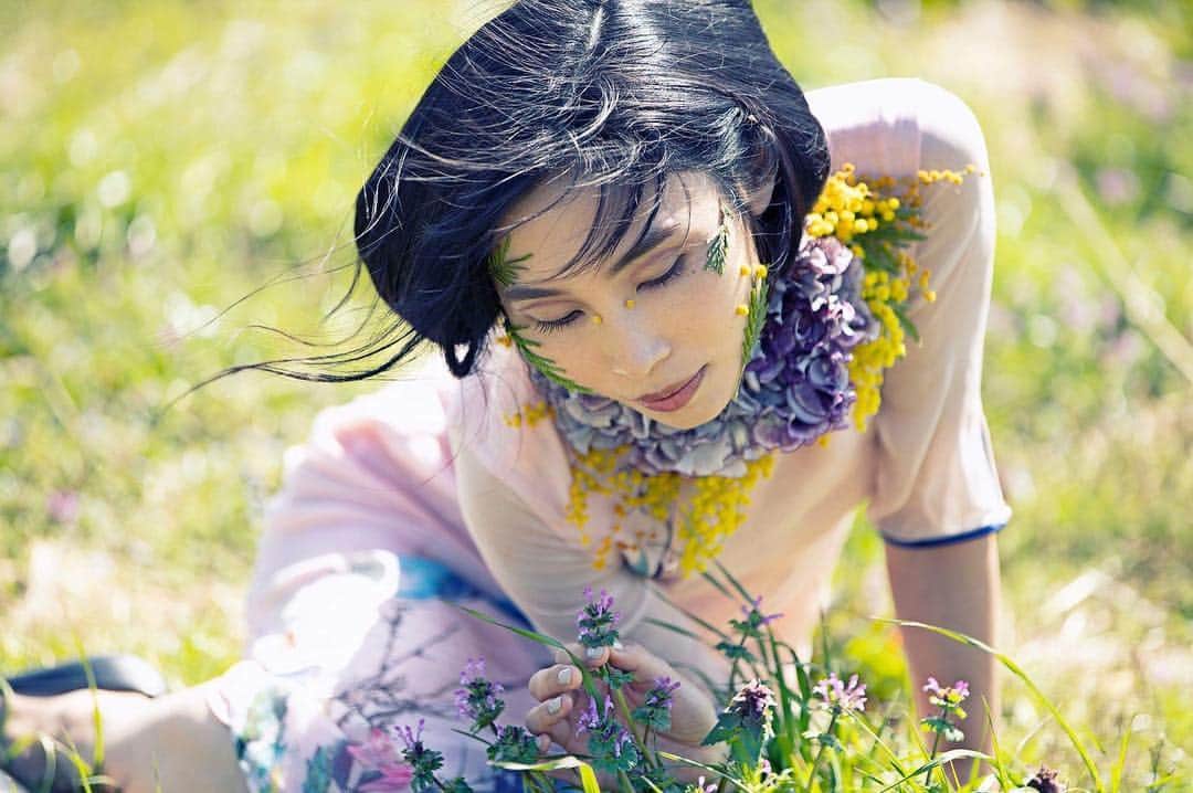相馬絵美さんのインスタグラム写真 - (相馬絵美Instagram)「一つ前の投稿の別バージョン💖 もう素敵過ぎて、幻想的な世界観に仕上げていただいて只々感謝🙏✨ #GirlsWithFlowers」4月7日 12時00分 - somaemi